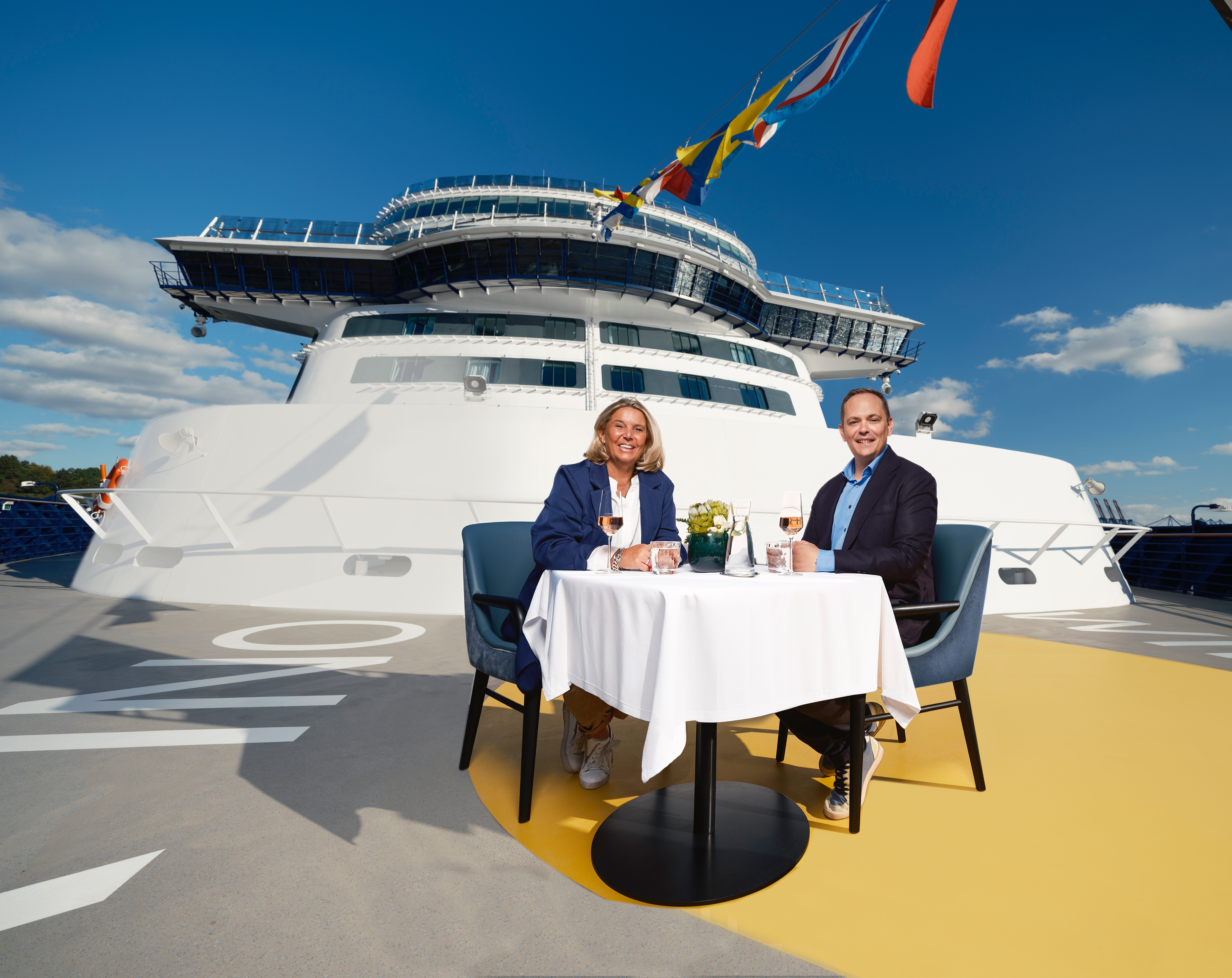 Gastropodcast auf Mein Schiff Kreuzfahrtschiff der Mein Schiff® Flotte mit zwei Moderatoren am Tisch.