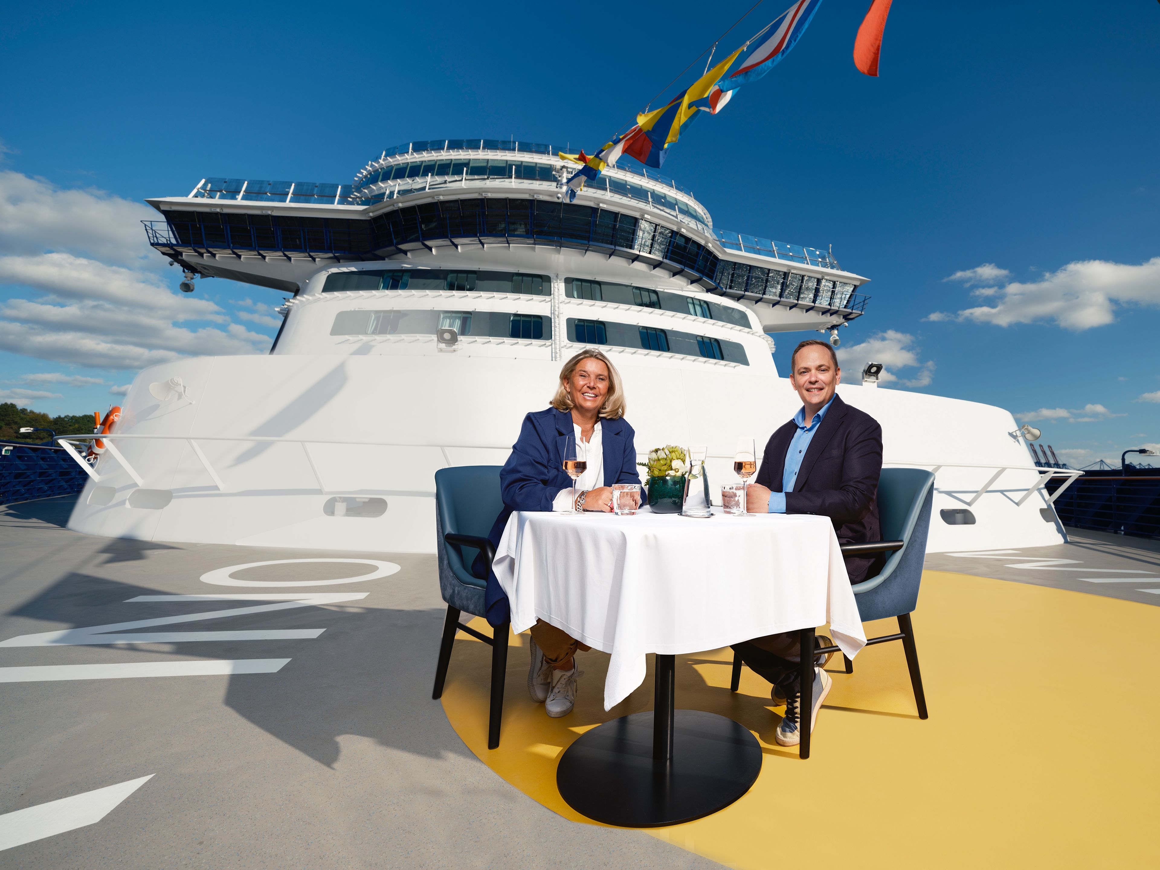 Gastropodcast auf Mein Schiff Kreuzfahrtschiff der Mein Schiff® Flotte mit zwei Moderatoren am Tisch. Gastropodcast auf Mein Schiff Kreuzfahrtschiff der Mein Schiff® Flotte mit zwei Moderatoren am Tisch.