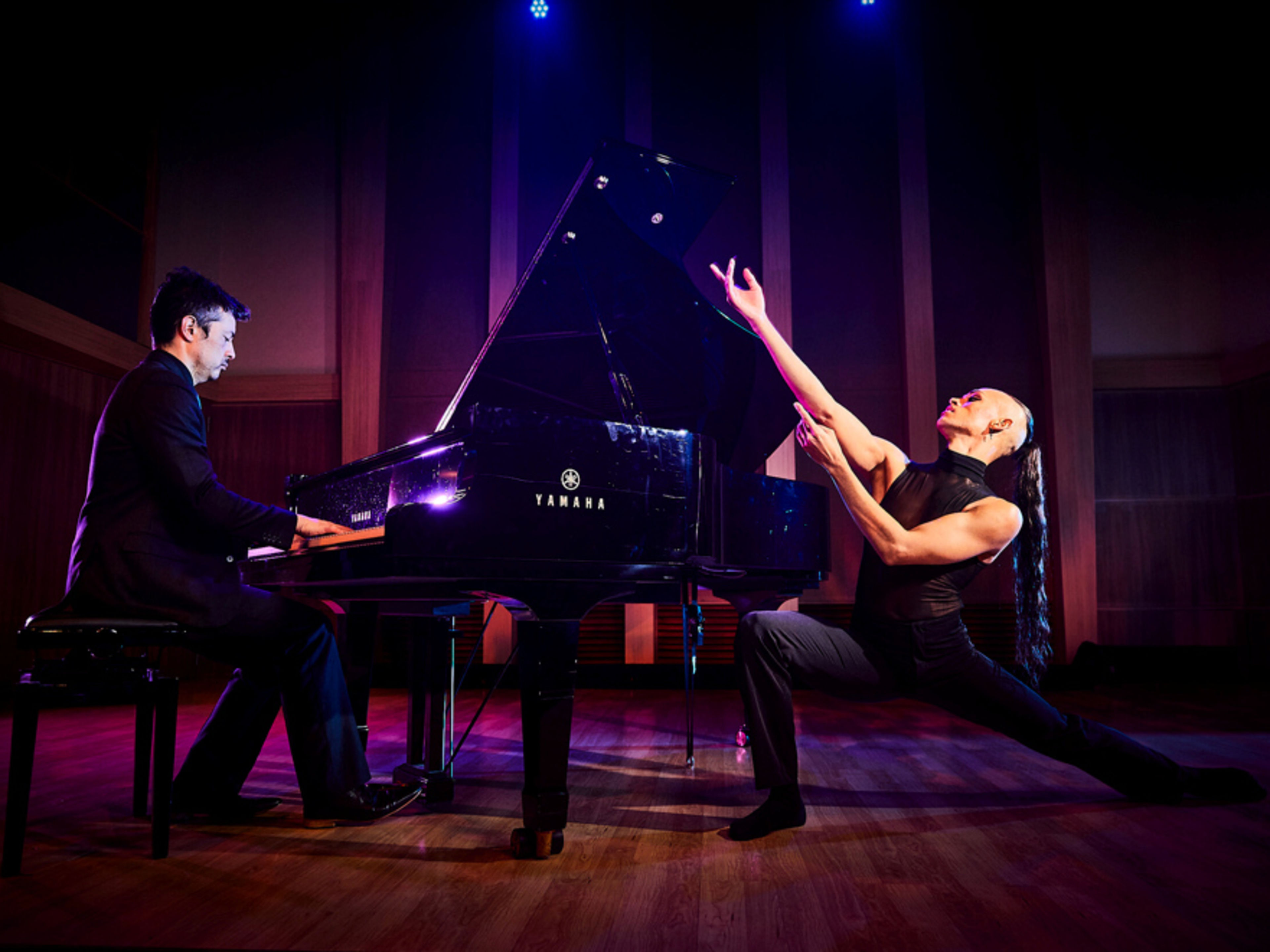 Ein Pianist und Tänzer stehen zusammen auf der Bühne. Ein Pianist und Tänzer stehen zusammen auf der Bühne.
