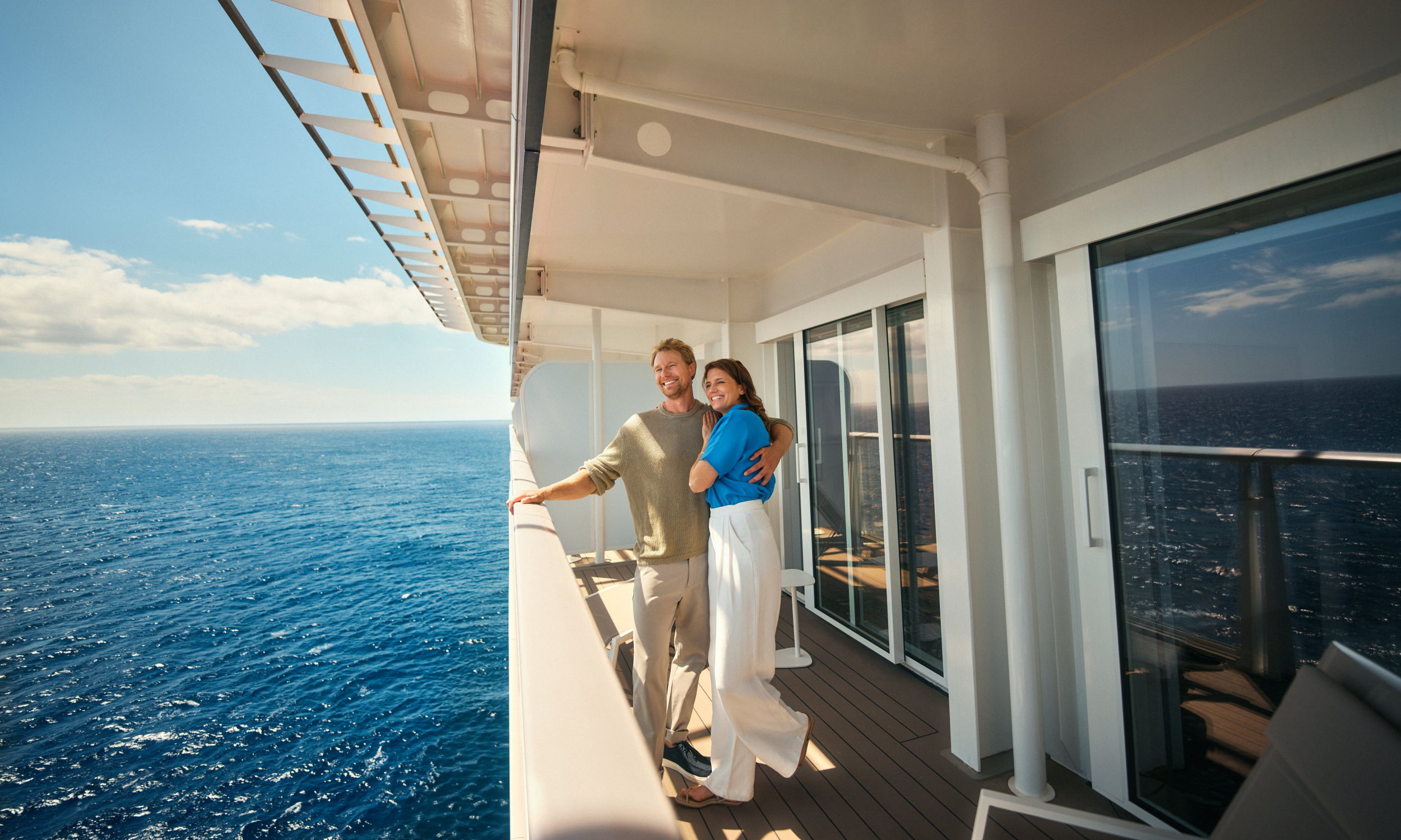 Paar genießt den Ausblick vom Balkon aus