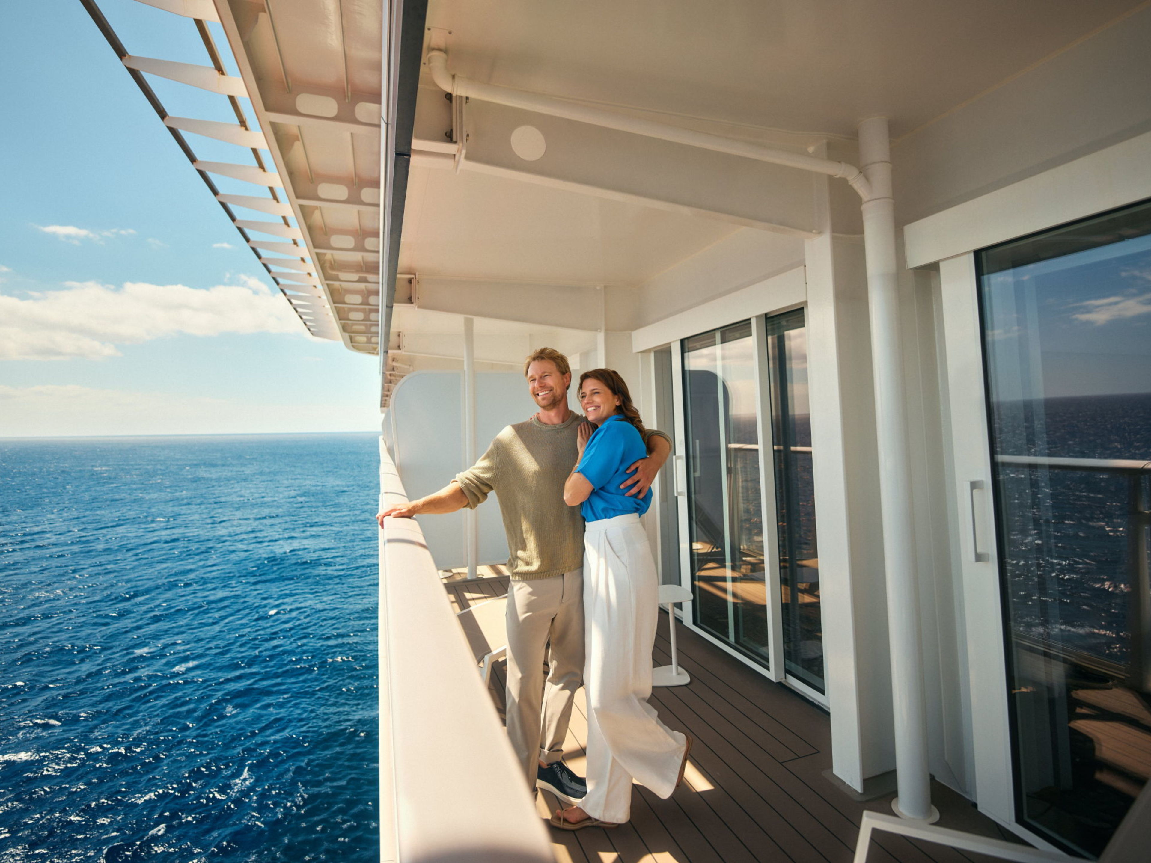 Paar genießt den Ausblick vom Balkon aus Paar genießt den Ausblick vom Balkon aus