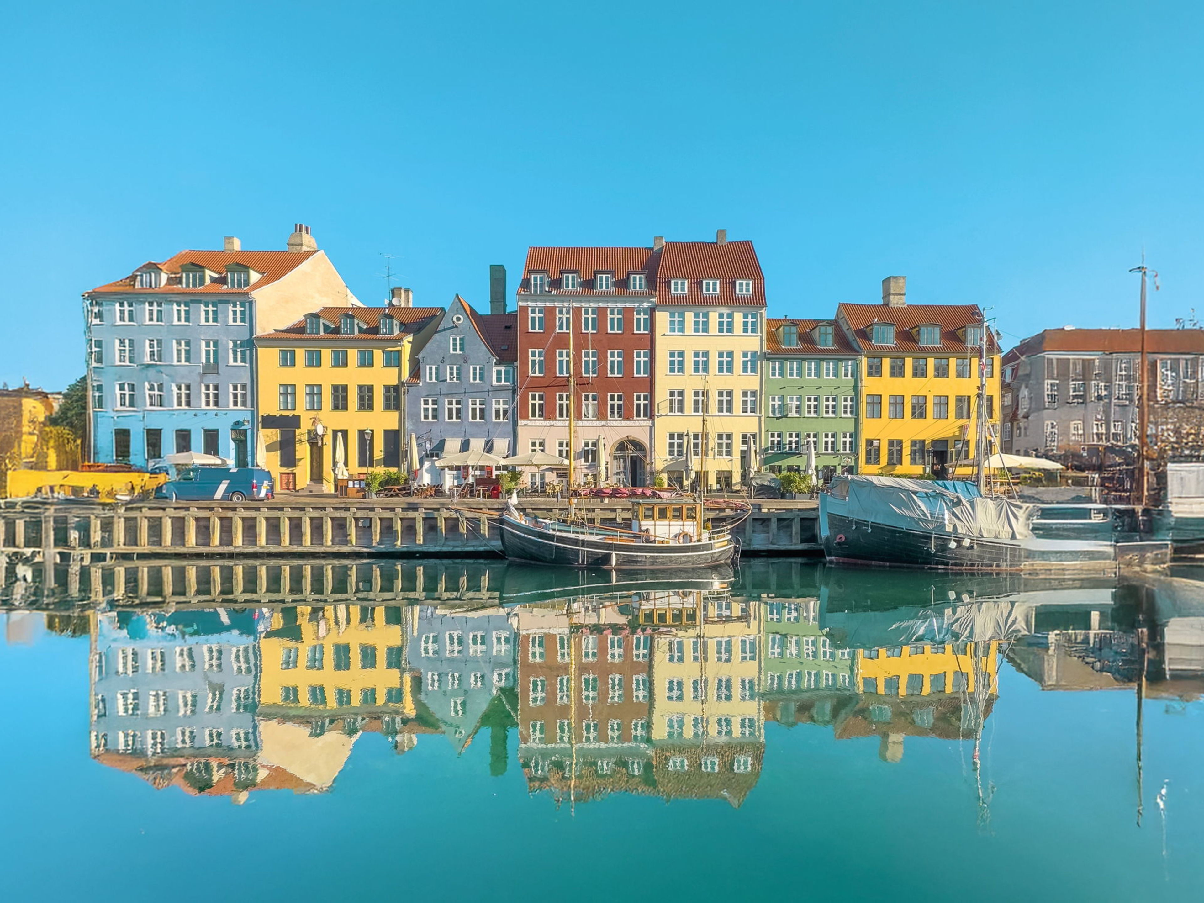 Bunte Häuser am Nyhavn-Kanal in Kopenhagen, spiegelnd im Wasser. Bunte Häuser am Nyhavn-Kanal in Kopenhagen, spiegelnd im Wasser.