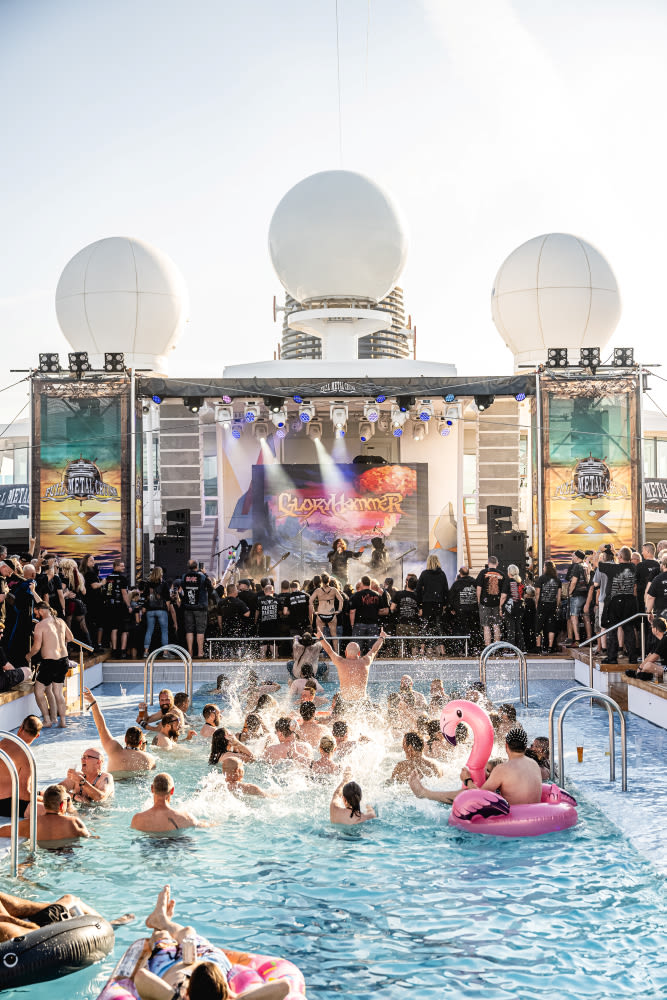 Poolparty mit Live-Band, Menschen planschen, pinker Flamingo-Schwimmring, Bühne mit Lichtshow Poolparty mit Live-Band, Menschen planschen, pinker Flamingo-Schwimmring, Bühne mit Lichtshow