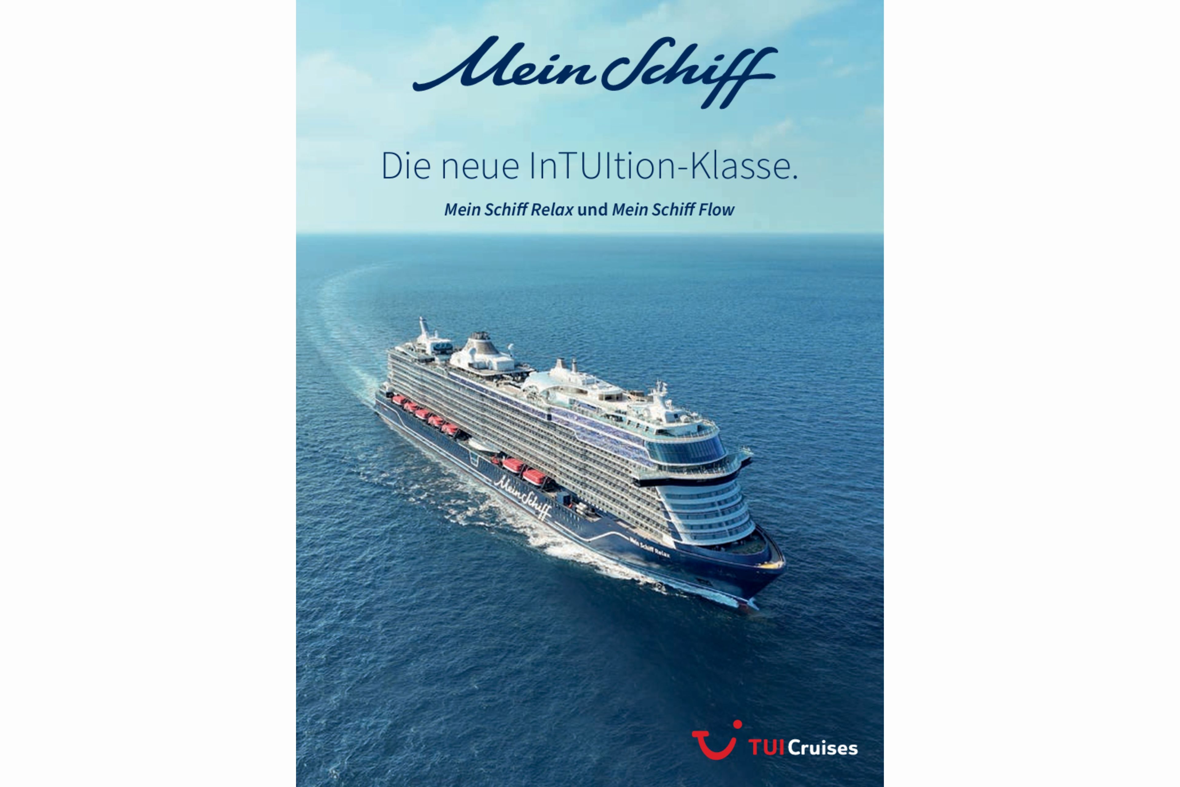 Broschüren-Cover „Mein Schiff – Die neue InTUItion-Klasse“, Drohnenaufnahme eines Kreuzfahrtschiffes auf dem Ozean
