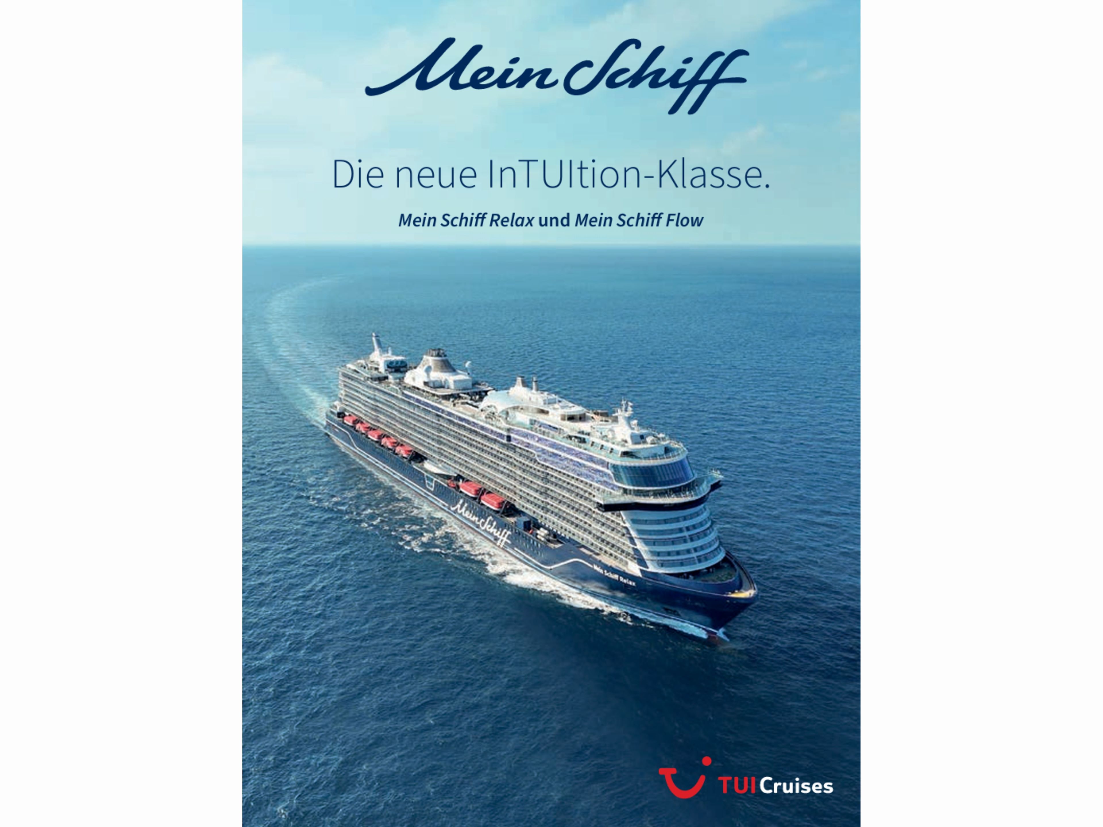 Broschüren-Cover „Mein Schiff – Die neue InTUItion-Klasse“, Drohnenaufnahme eines Kreuzfahrtschiffes auf dem Ozean Broschüren-Cover „Mein Schiff – Die neue InTUItion-Klasse“, Drohnenaufnahme eines Kreuzfahrtschiffes auf dem Ozean