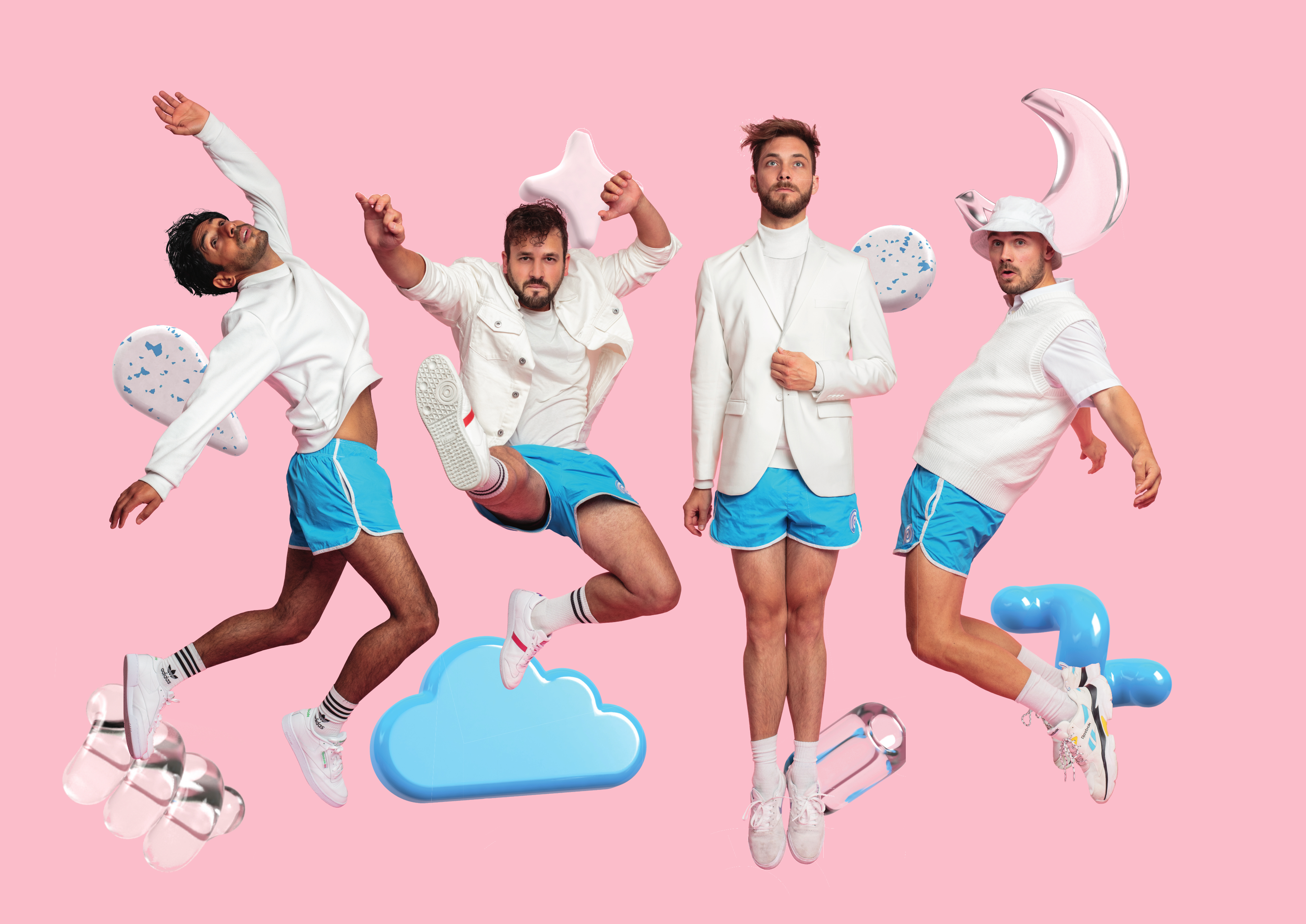 Vier Männer in weißen Outfits und blauen Shorts posieren verspielt vor pinkem Hintergrund.