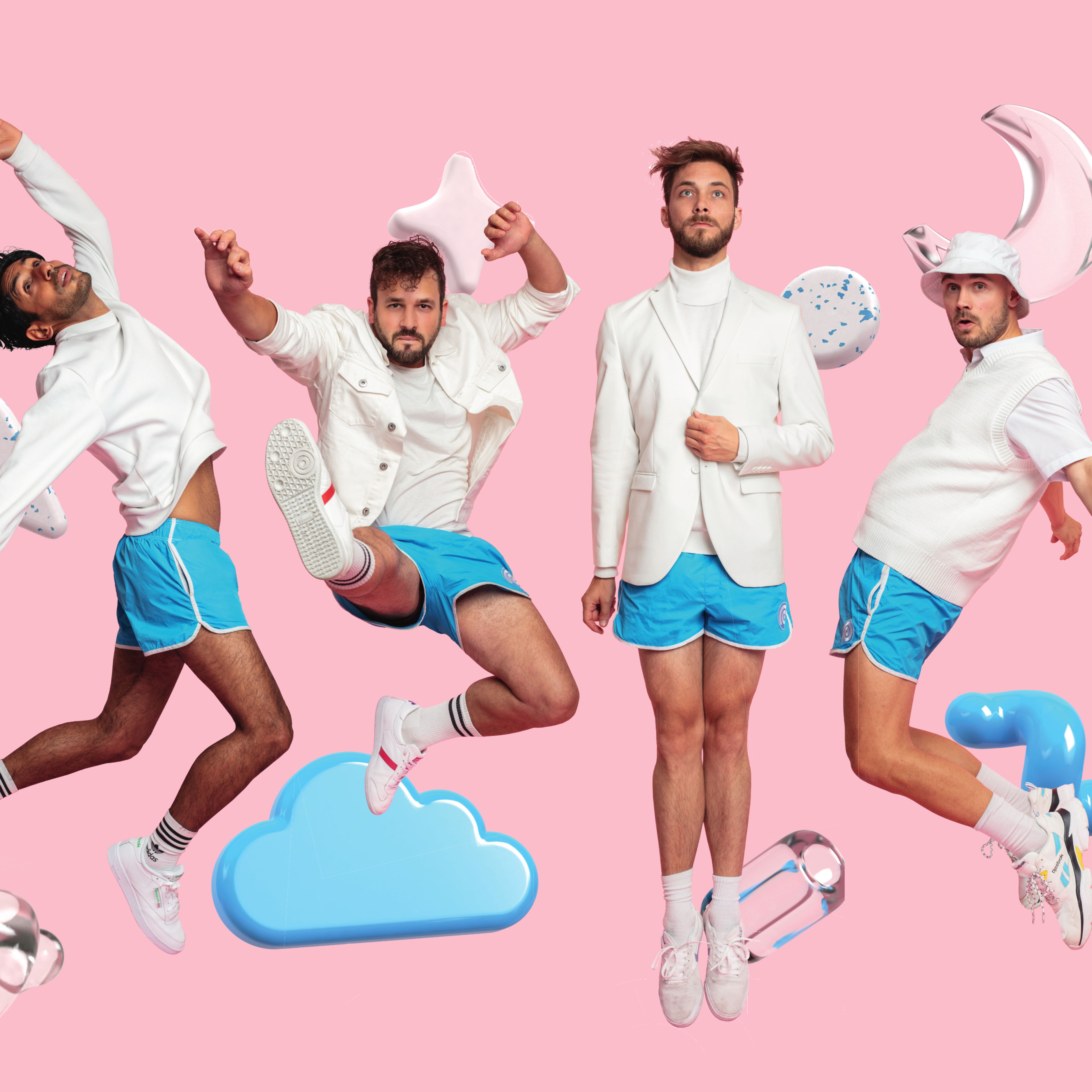 Vier Männer in weißen Outfits und blauen Shorts posieren verspielt vor pinkem Hintergrund. Vier Männer in weißen Outfits und blauen Shorts posieren verspielt vor pinkem Hintergrund.