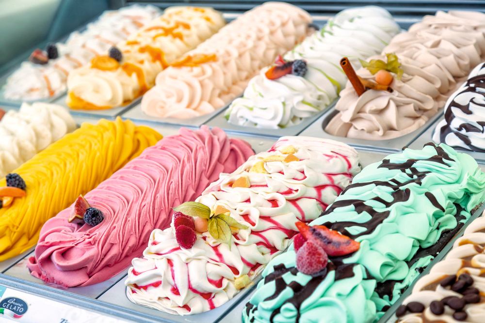 Verschiedene bunte Eissorten der Eis Bar, dekoriert mit Früchten.