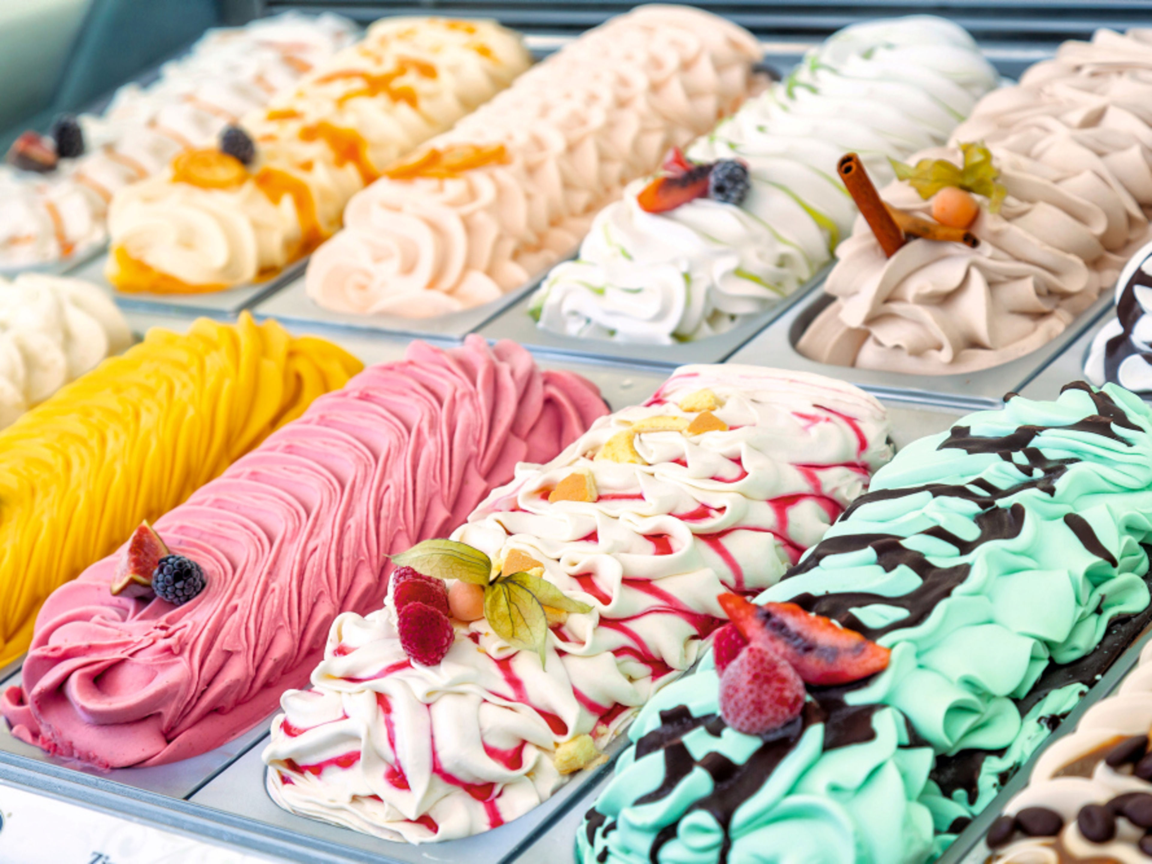 Verschiedene bunte Eissorten der Eis Bar, dekoriert mit Früchten. Verschiedene bunte Eissorten der Eis Bar, dekoriert mit Früchten.