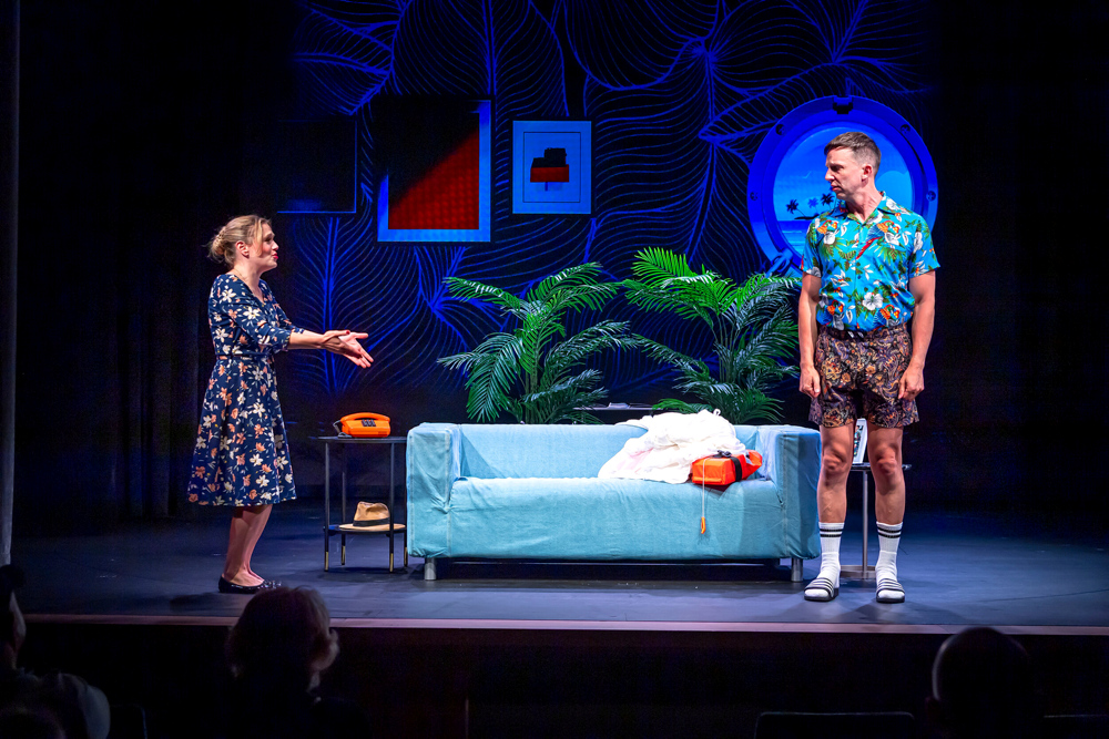 Zwei Schauspieler auf der Bühne in der Blauen Flora