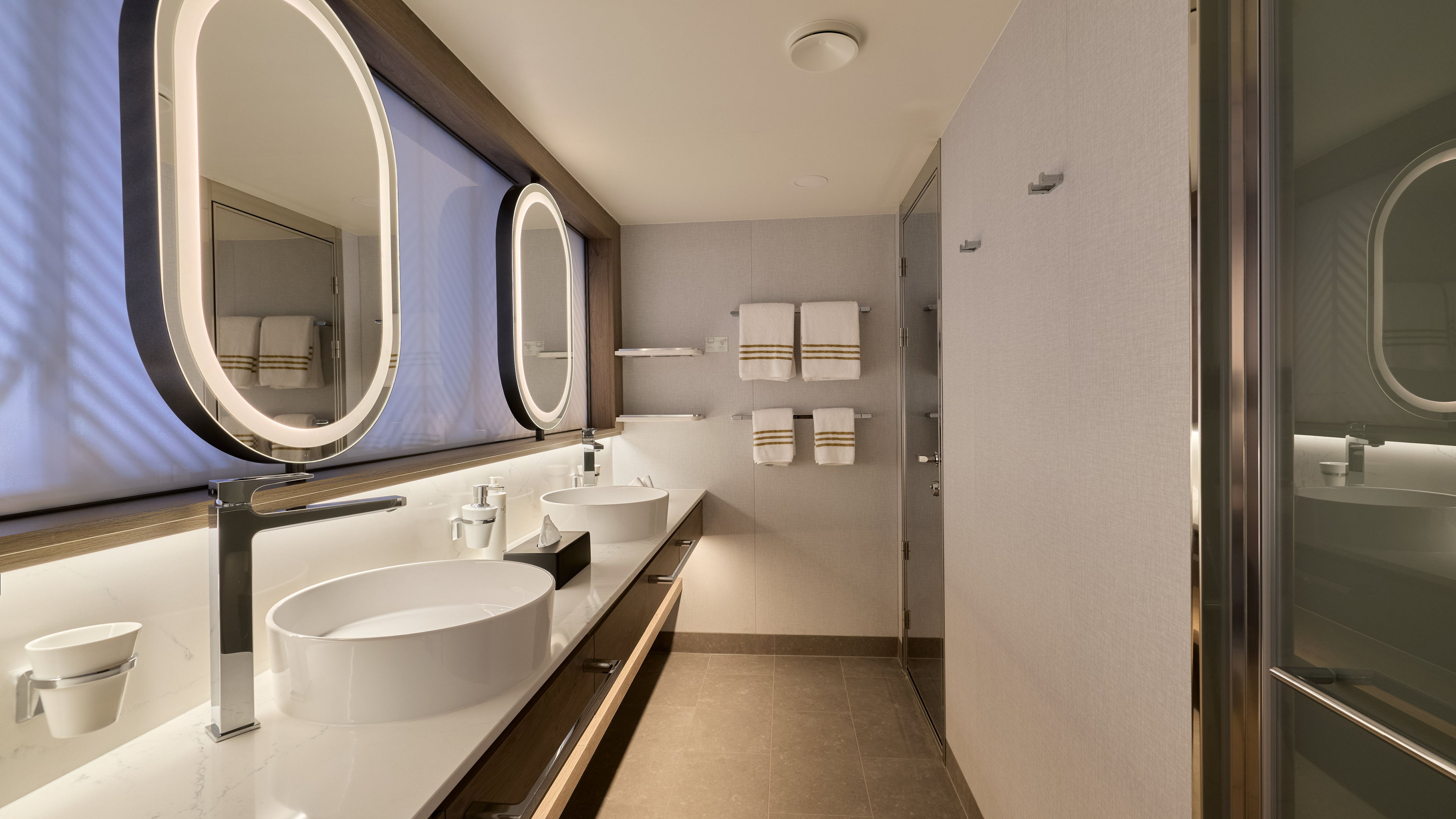  Badezimmer Schöne Aussicht Suite auf der Mein Schiff Flow