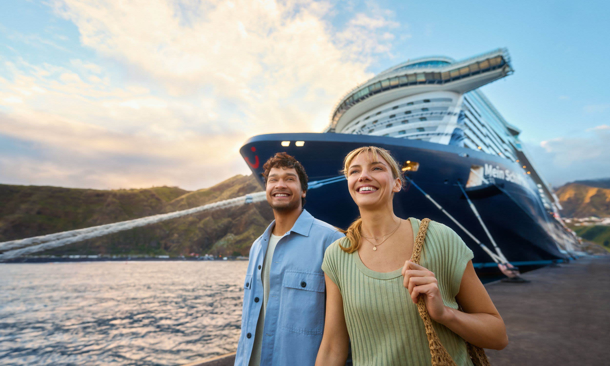 Paar läuft am Hafen entlang - Mein Schiff im Hintergrund