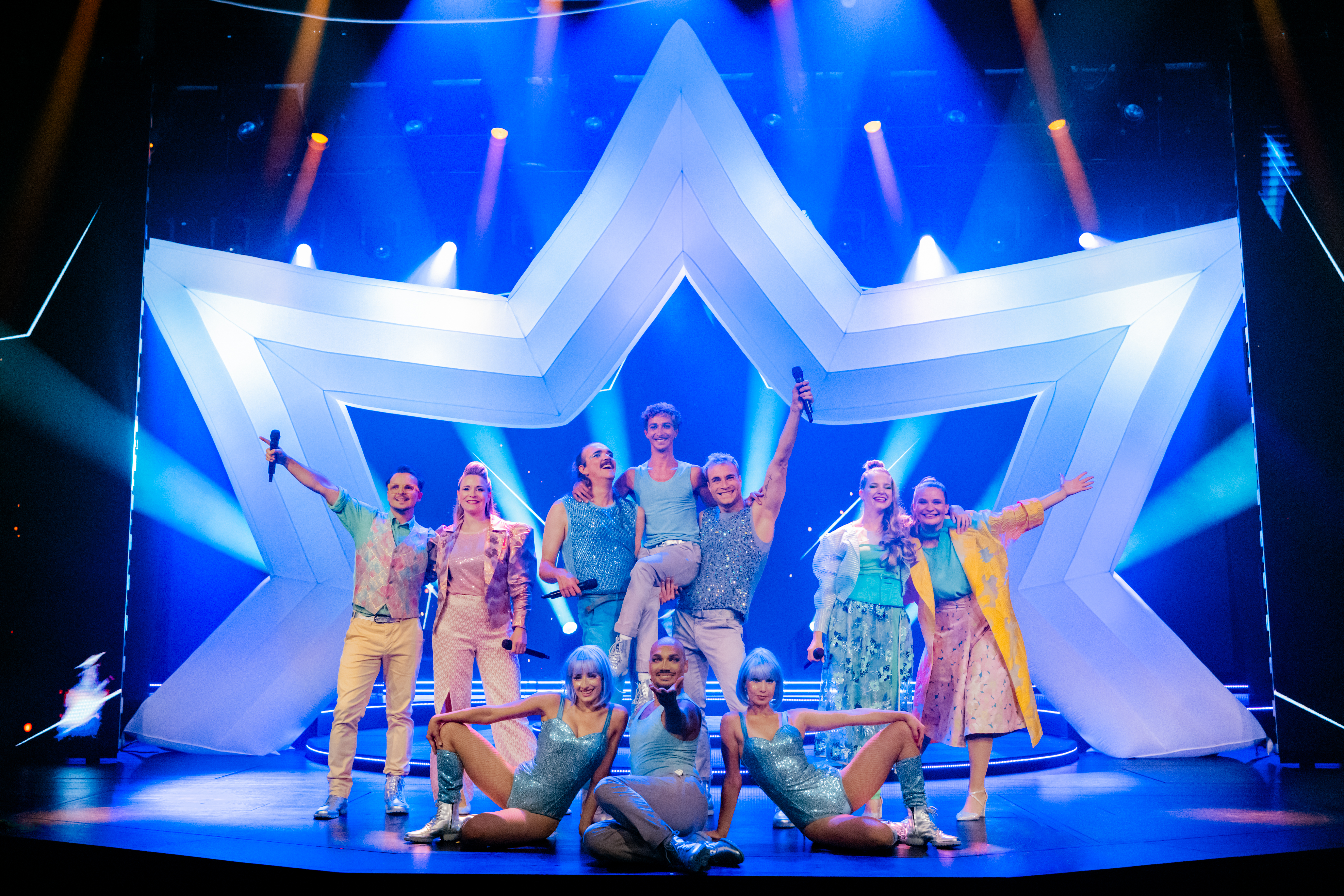 Das Show-Ensemble auf der Bühne in Schlager Rausch.