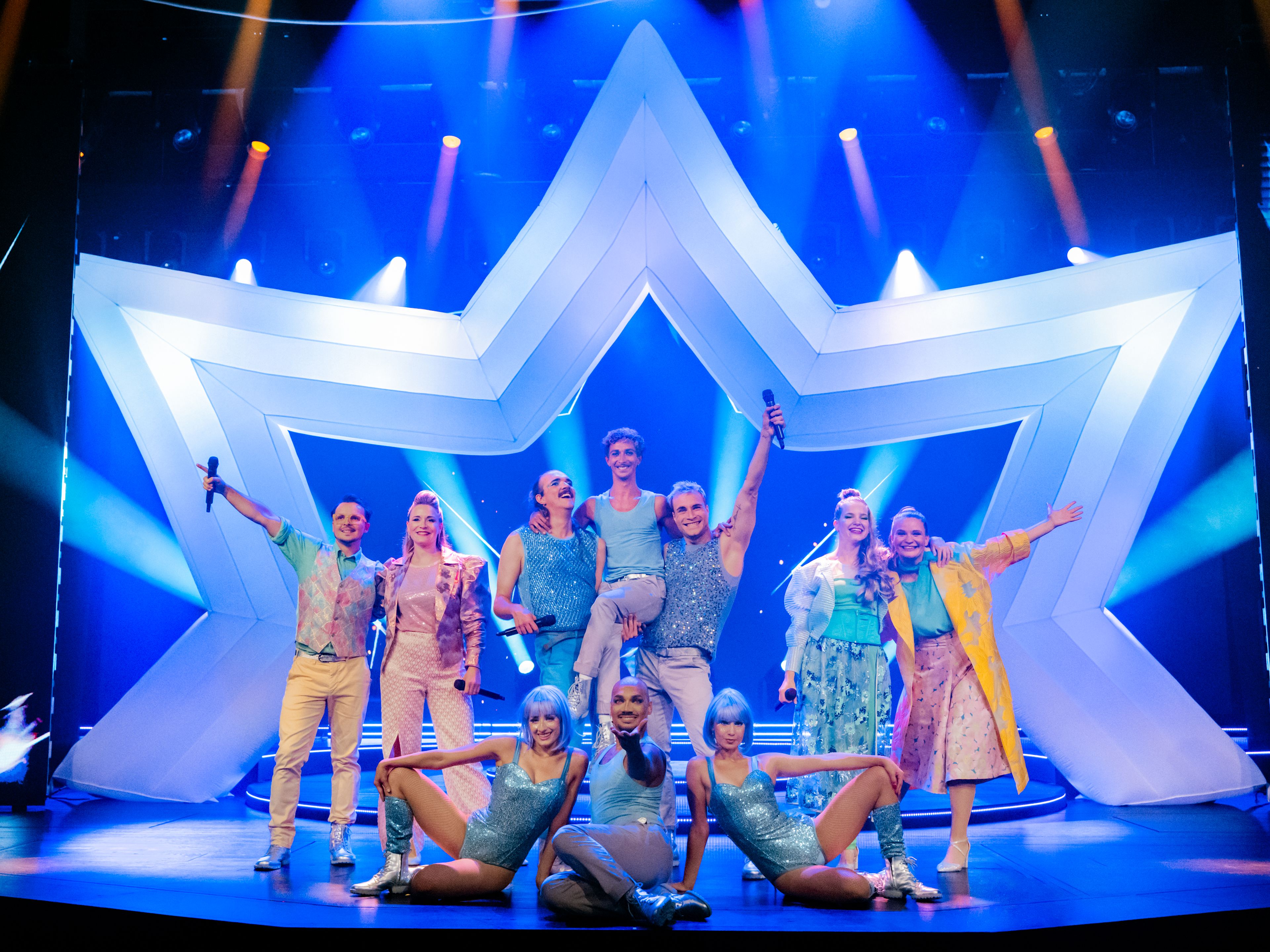 Das Show-Ensemble auf der Bühne in Schlager Rausch. Das Show-Ensemble auf der Bühne in Schlager Rausch.