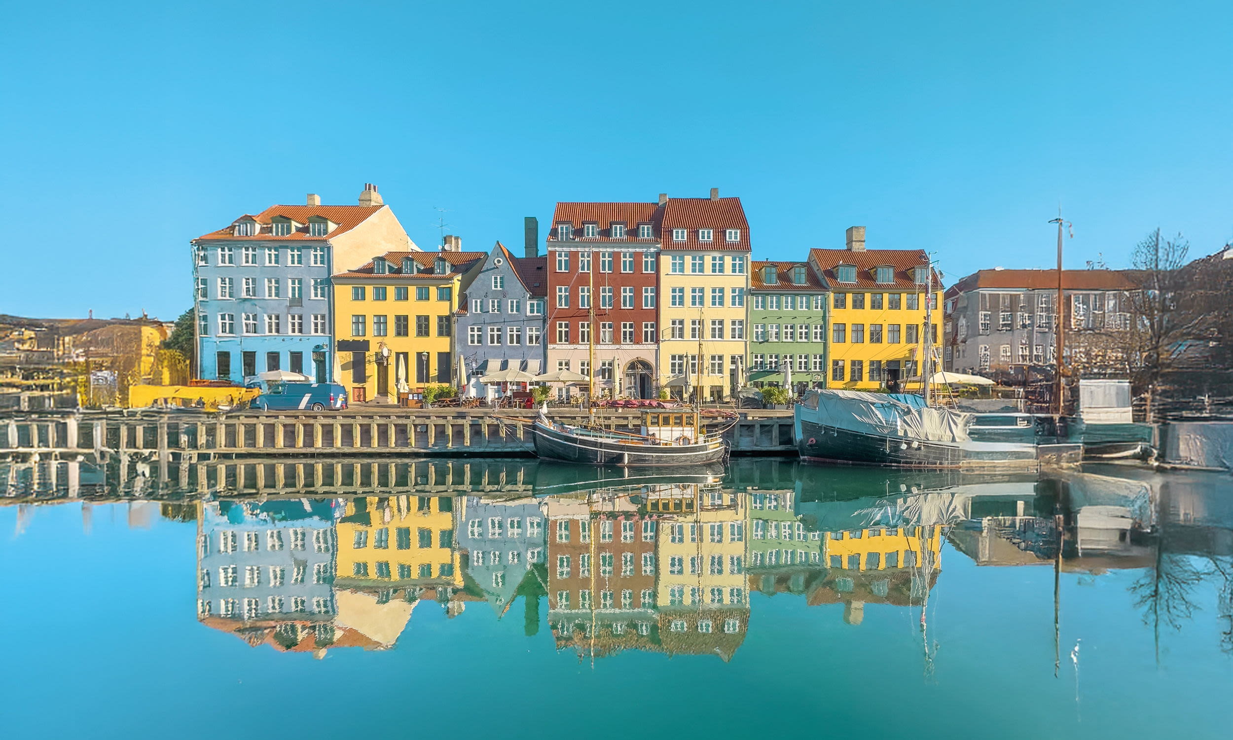 Bunte Häuser am Nyhavn-Kanal in Kopenhagen, spiegelnd im Wasser. Bunte Häuser am Nyhavn-Kanal in Kopenhagen, spiegelnd im Wasser.
