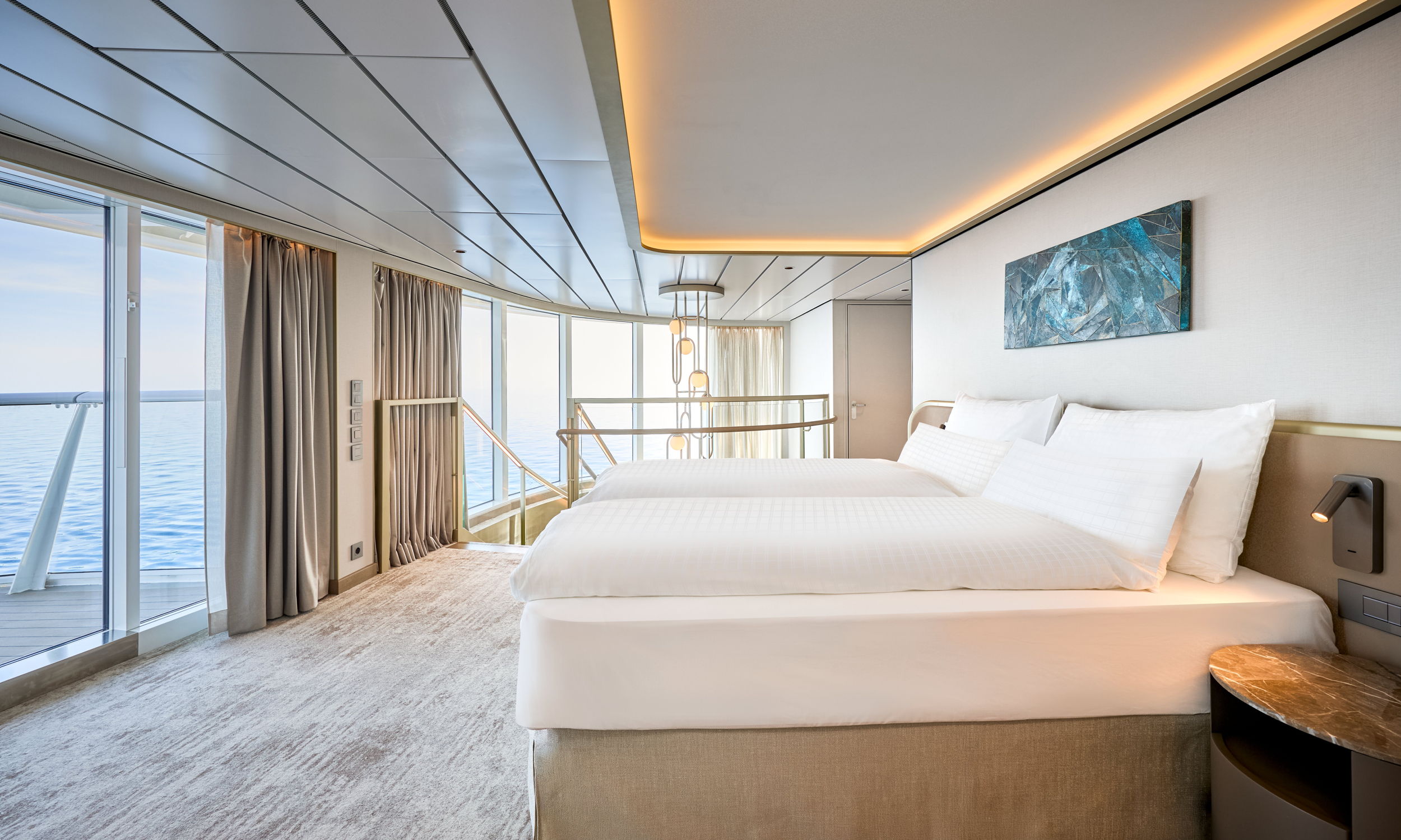 Schlafzimmer OG Große Freiheit Suite auf der Mein Schiff Flow