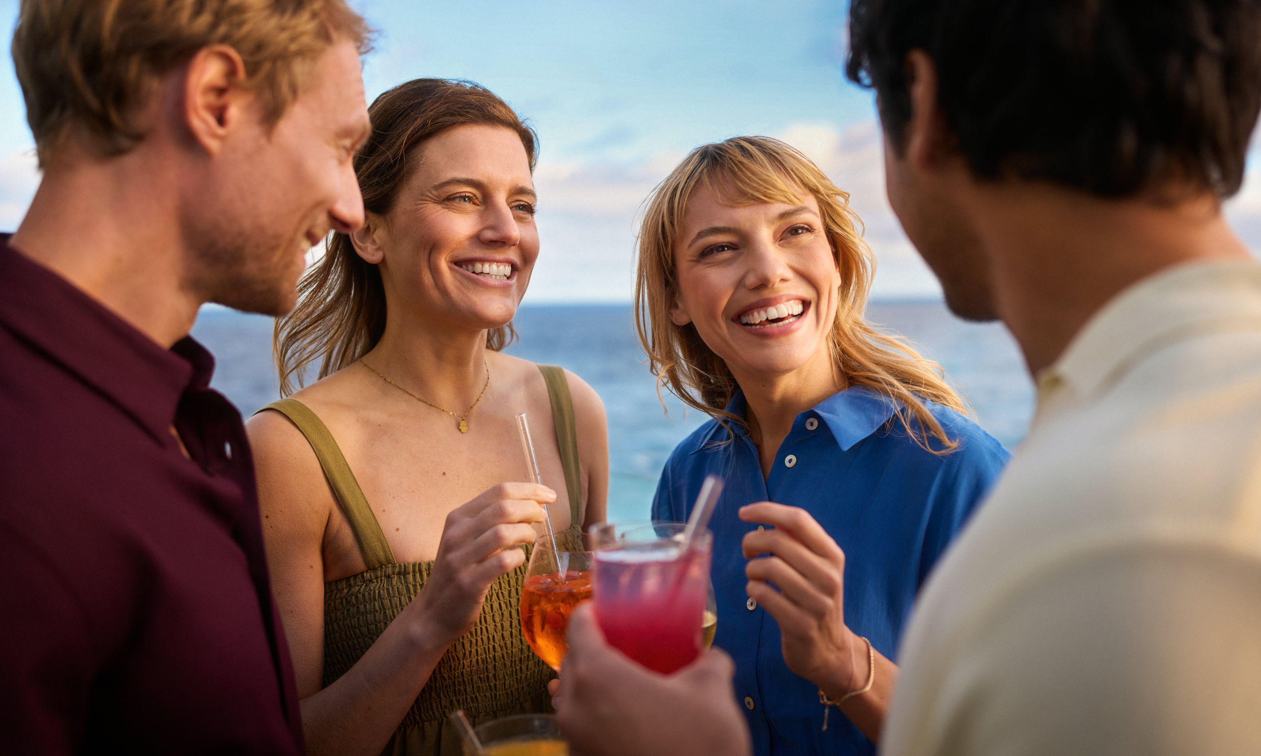 Gruppe genießt Cocktails