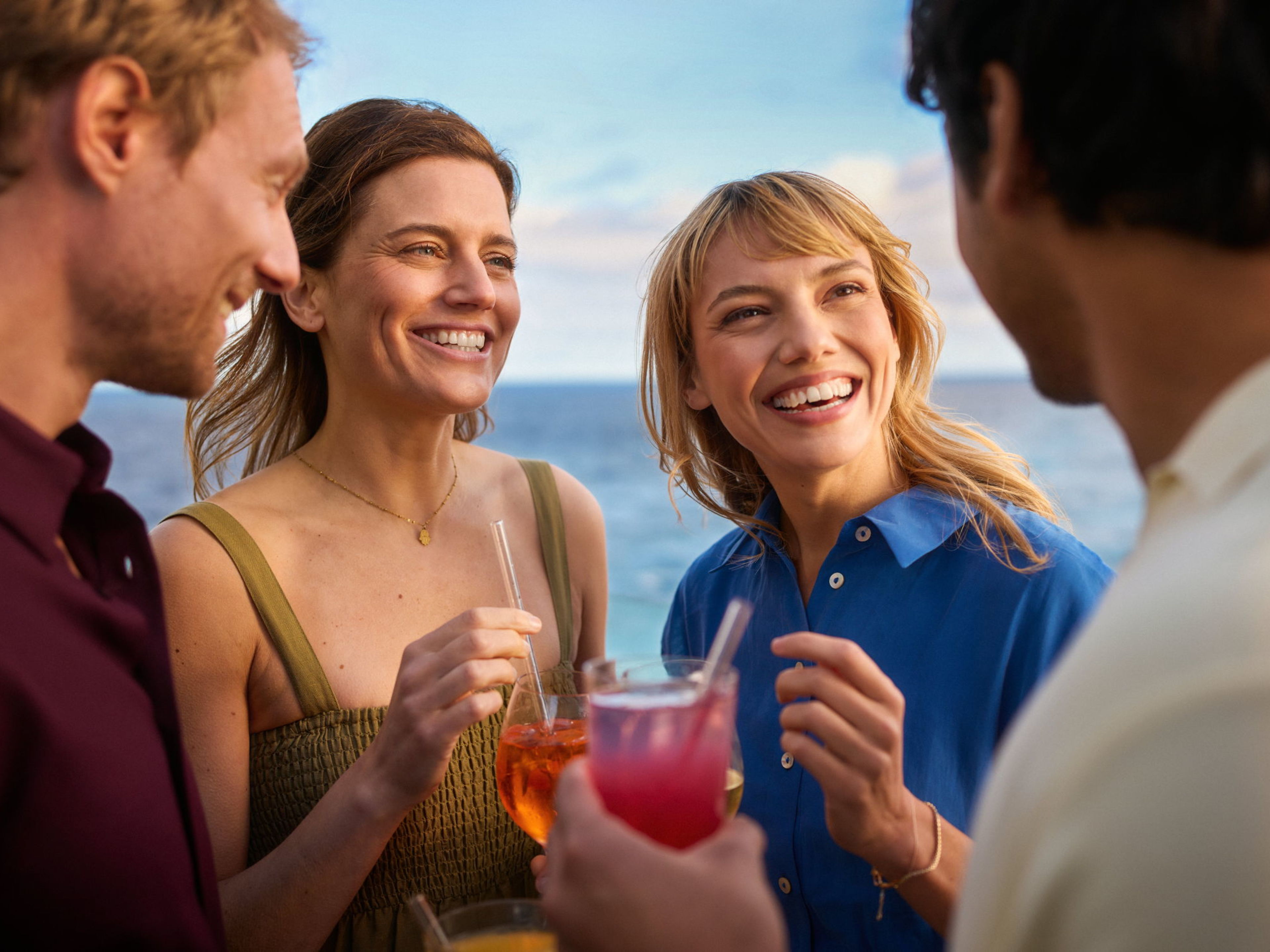 Gruppe genießt Cocktails Gruppe genießt Cocktails