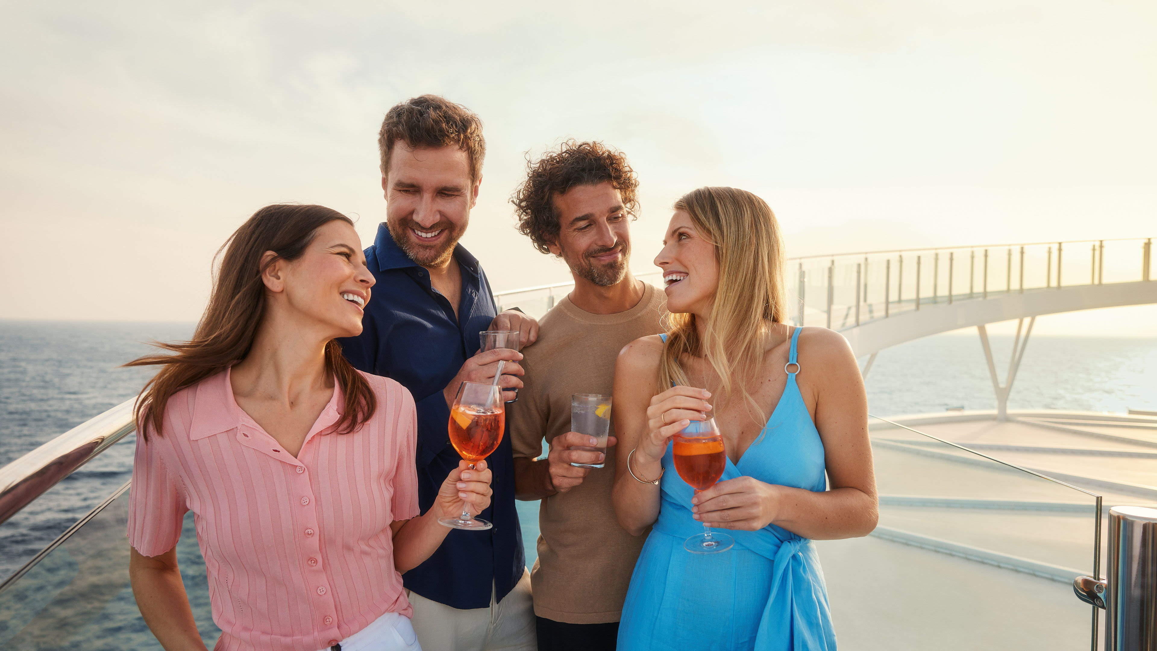 Freunde mit Drinks auf dem freischwebenden Umlauf Freunde mit Drinks auf dem freischwebenden Umlauf