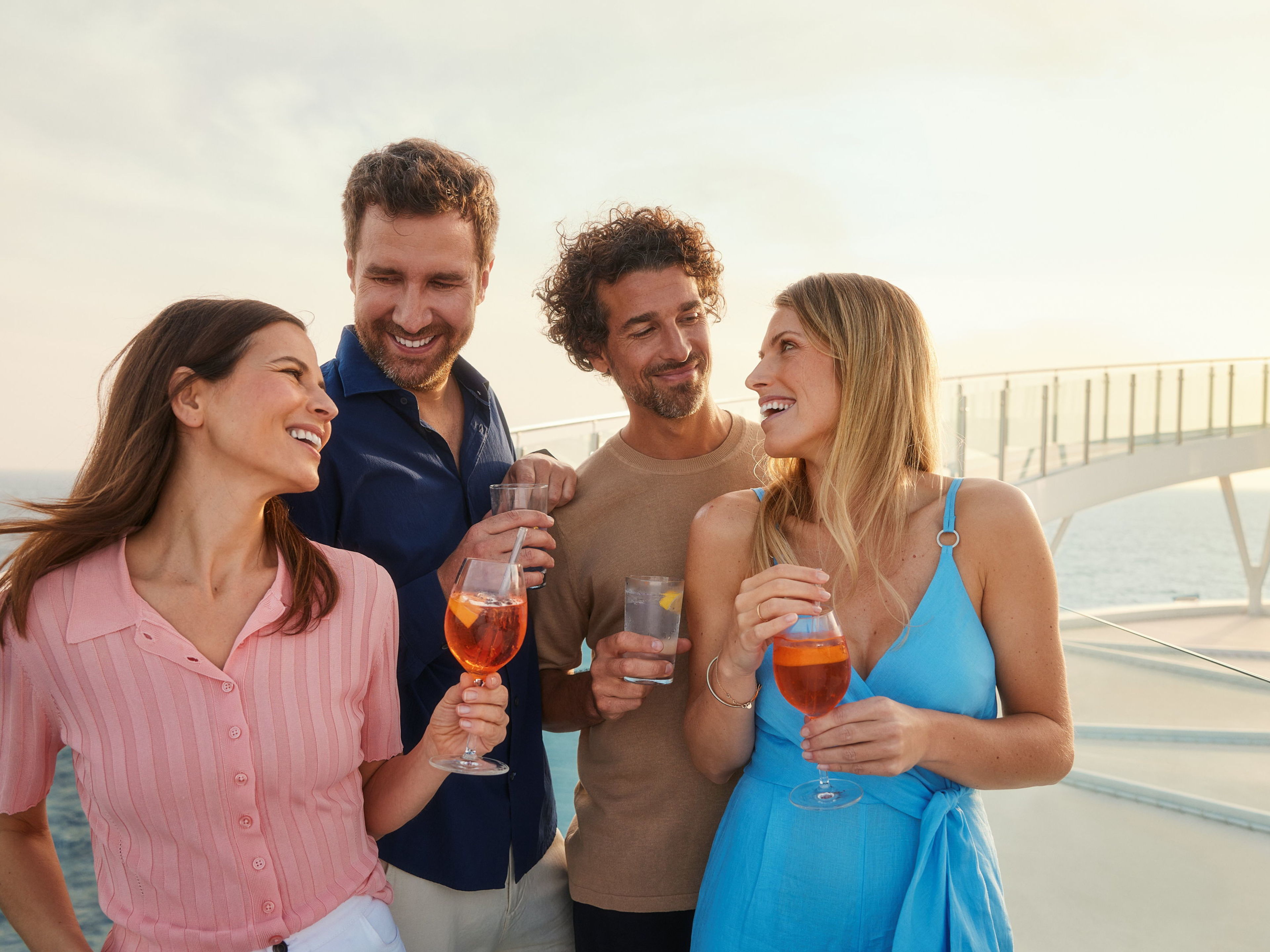 Freunde mit Drinks auf dem freischwebenden Umlauf Freunde mit Drinks auf dem freischwebenden Umlauf