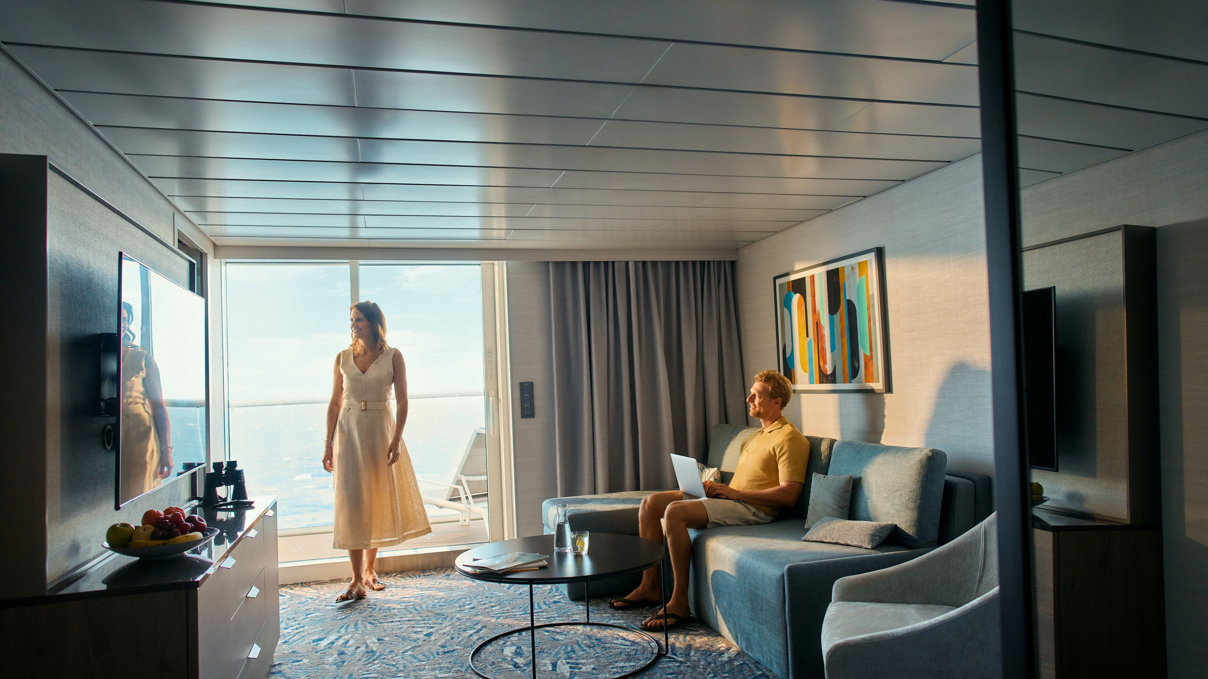 Paar entspannt in moderner Kreuzfahrt-Suite mit Meeresblick und Balkon. Paar entspannt in moderner Kreuzfahrt-Suite mit Meeresblick und Balkon.