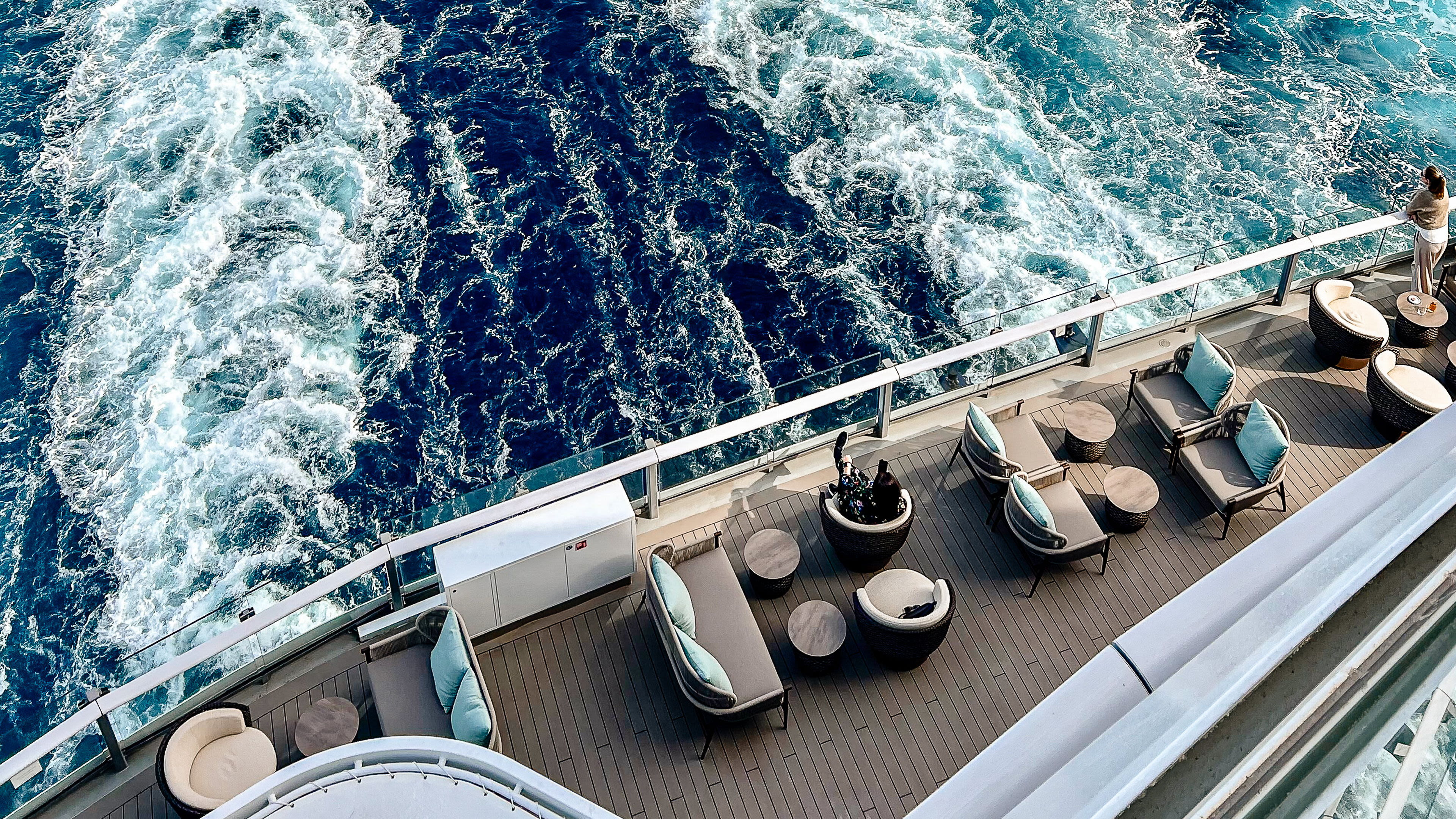 Lounge im Heckbereich auf einem Schiff der Mein Schiff® Flotte.