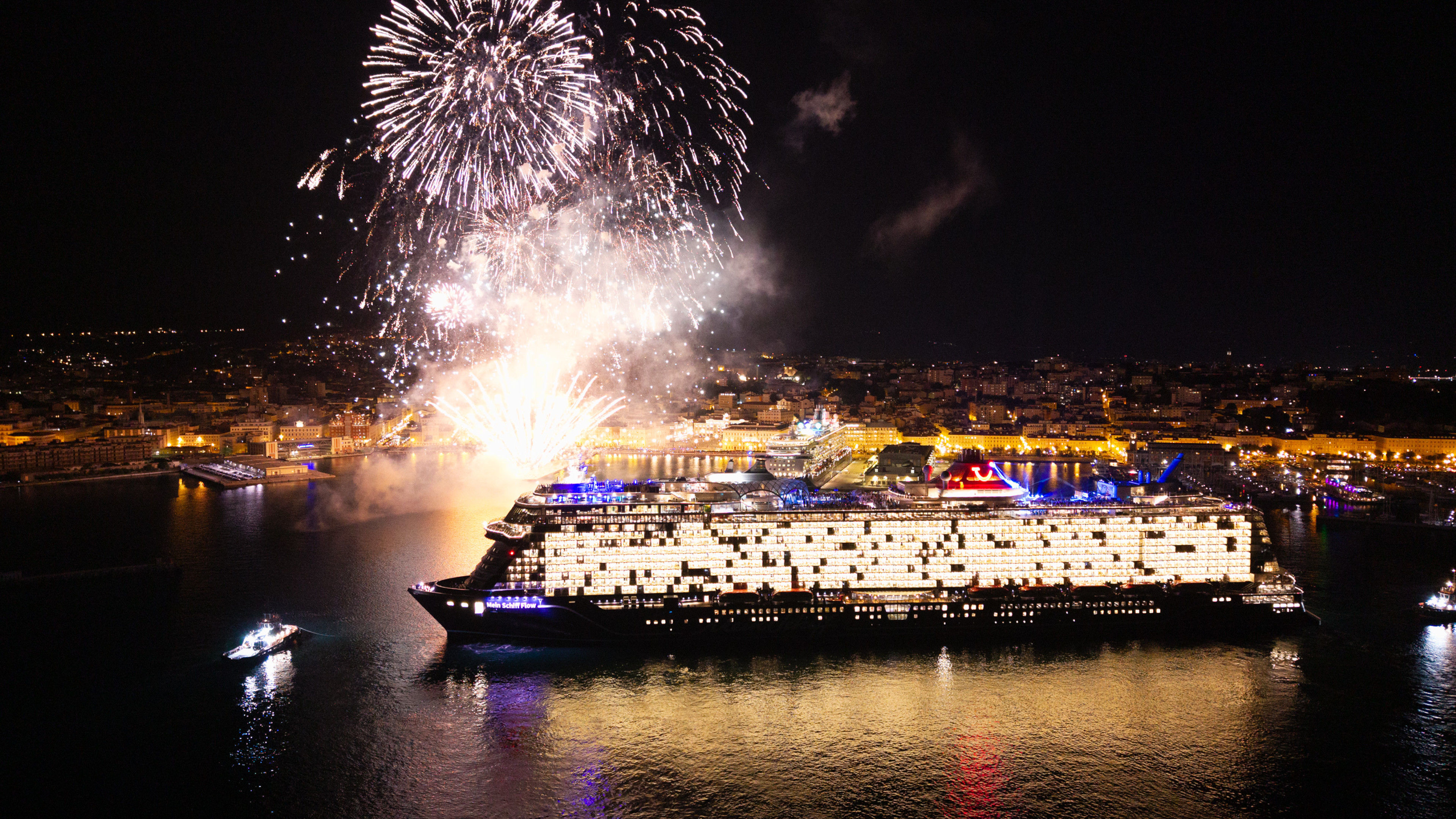 Taufe der Mein Schiff Flow in Triest mit Feuerwerk Taufe der Mein Schiff Flow in Triest mit Feuerwerk