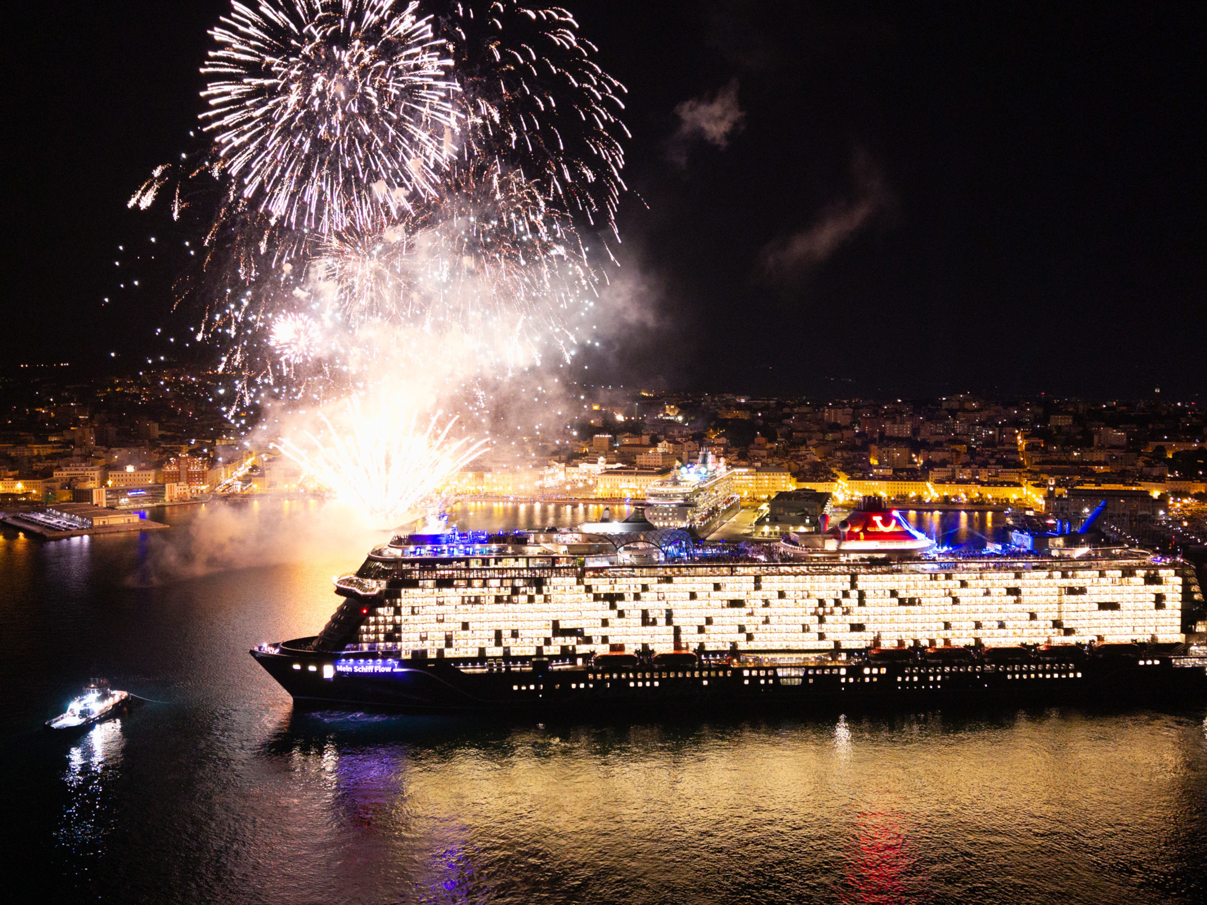 Taufe der Mein Schiff Flow in Triest mit Feuerwerk Taufe der Mein Schiff Flow in Triest mit Feuerwerk