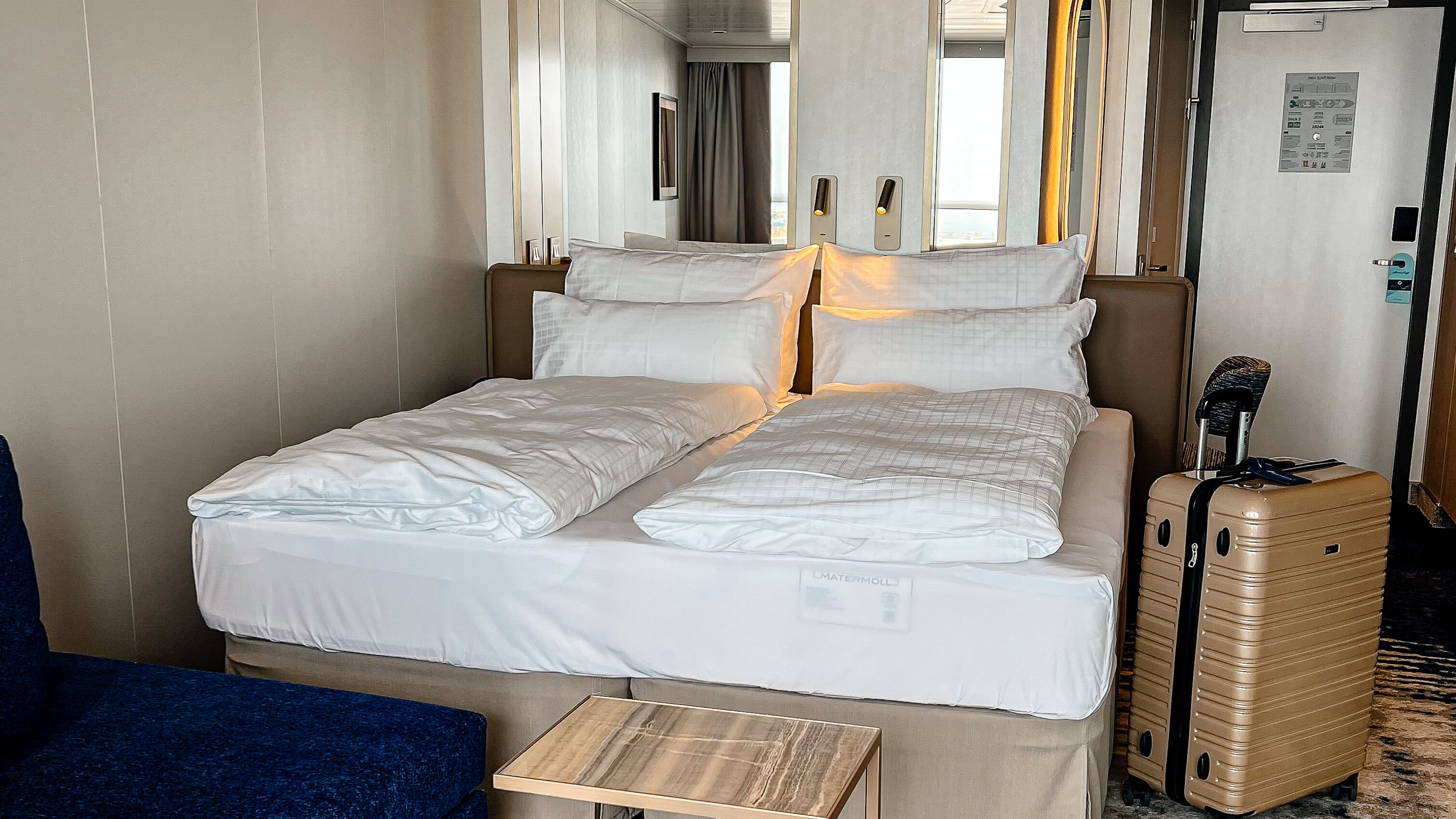 Mein Schiff Relax Junior Suite, Koffer daneben, modernes Zimmerdesign.