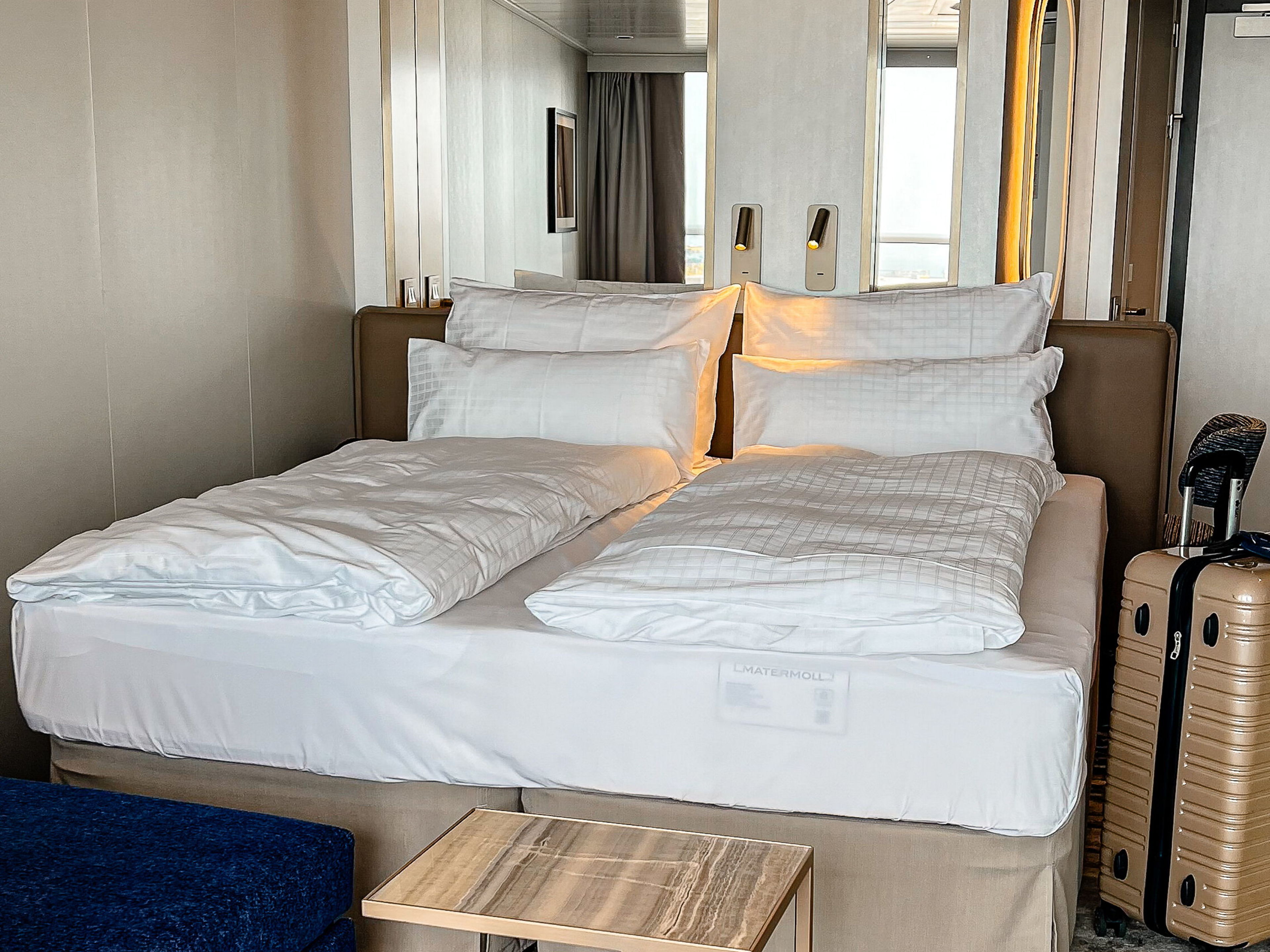 Mein Schiff Relax Junior Suite, Koffer daneben, modernes Zimmerdesign. Mein Schiff Relax Junior Suite, Koffer daneben, modernes Zimmerdesign.
