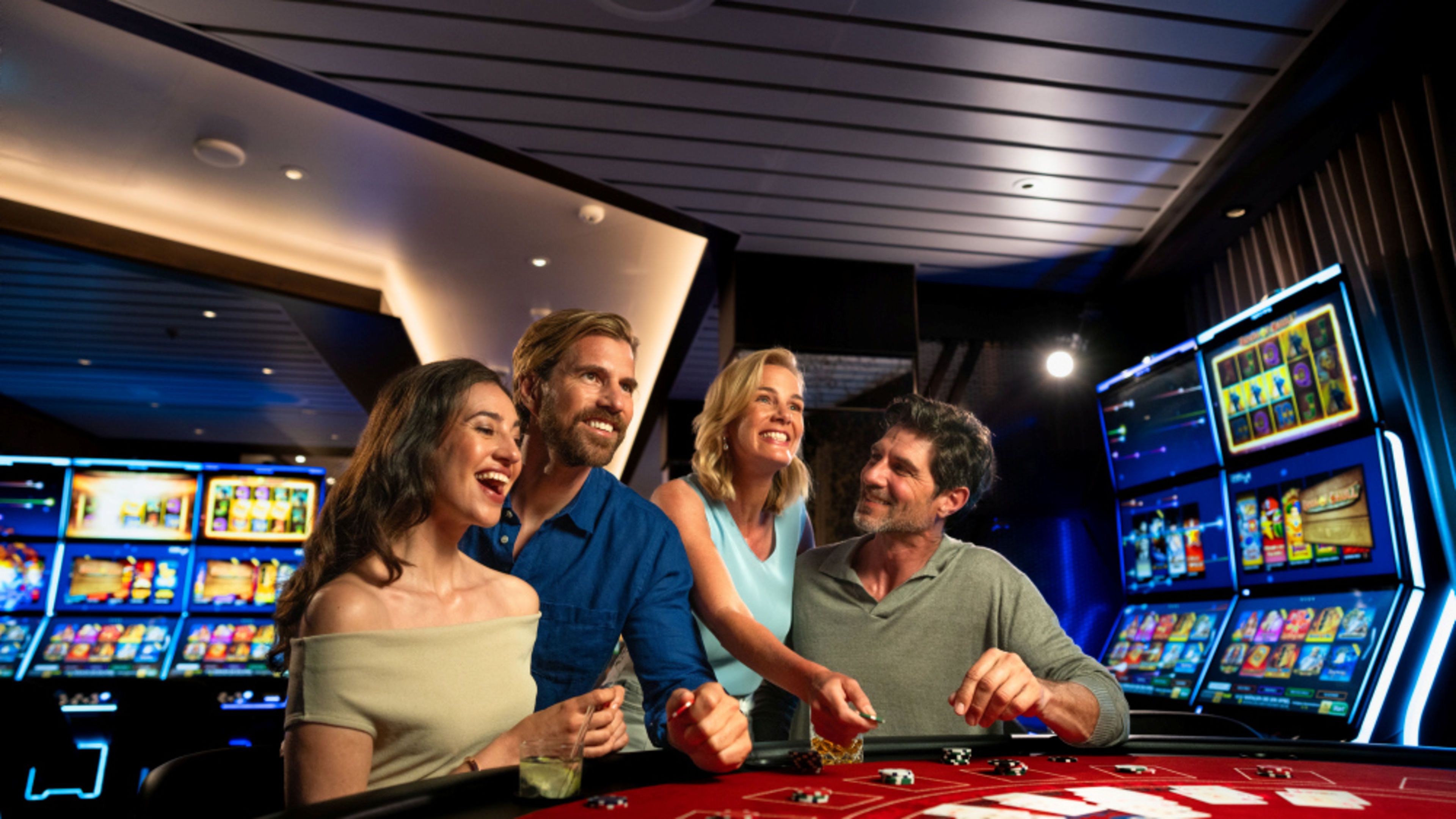 Gruppe spielt im Casino auf Kreuzfahrtschiff der Mein Schiff® Flotte. Gruppe spielt im Casino auf Kreuzfahrtschiff der Mein Schiff® Flotte.