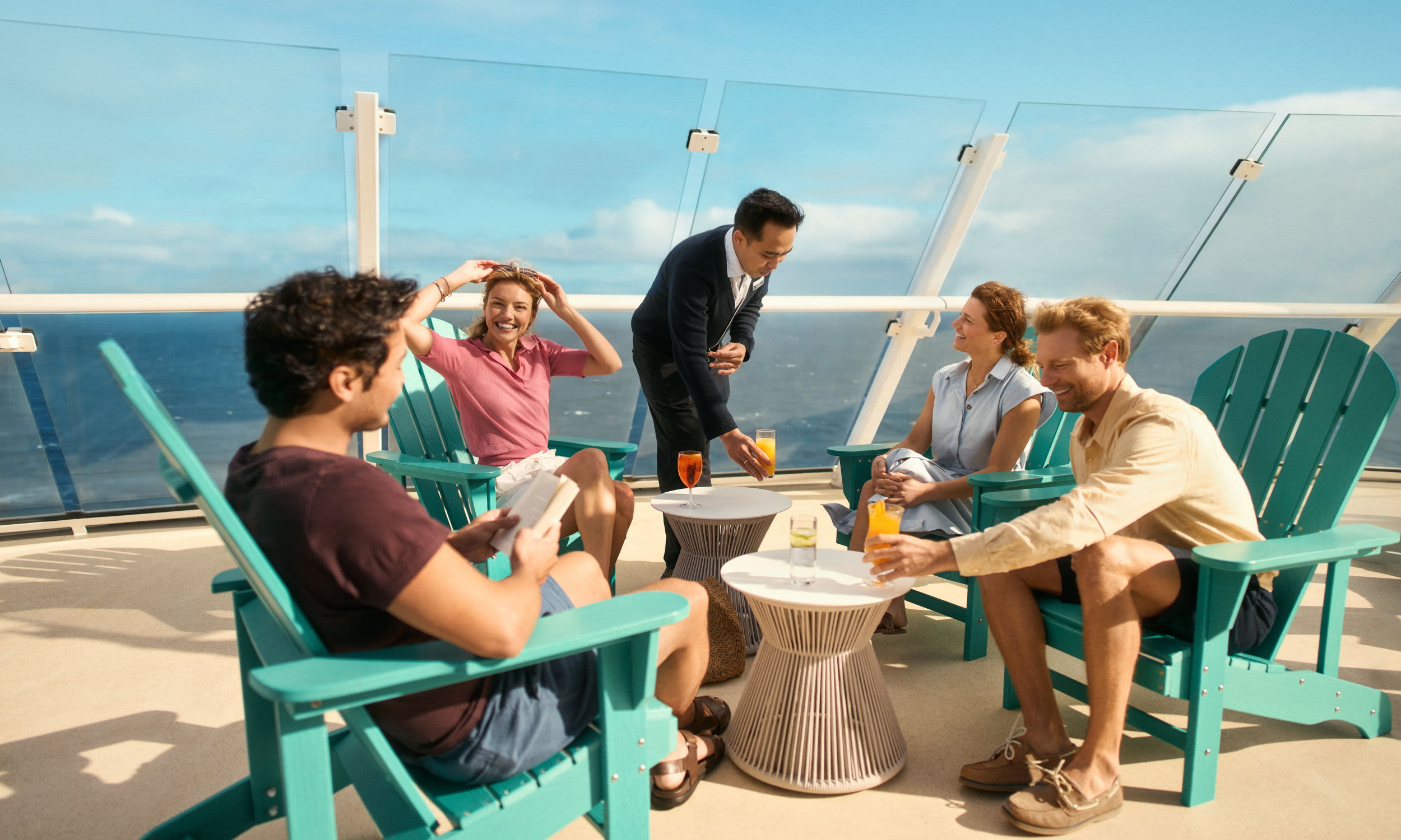 Paare entspannen auf dem Mistral Deck
