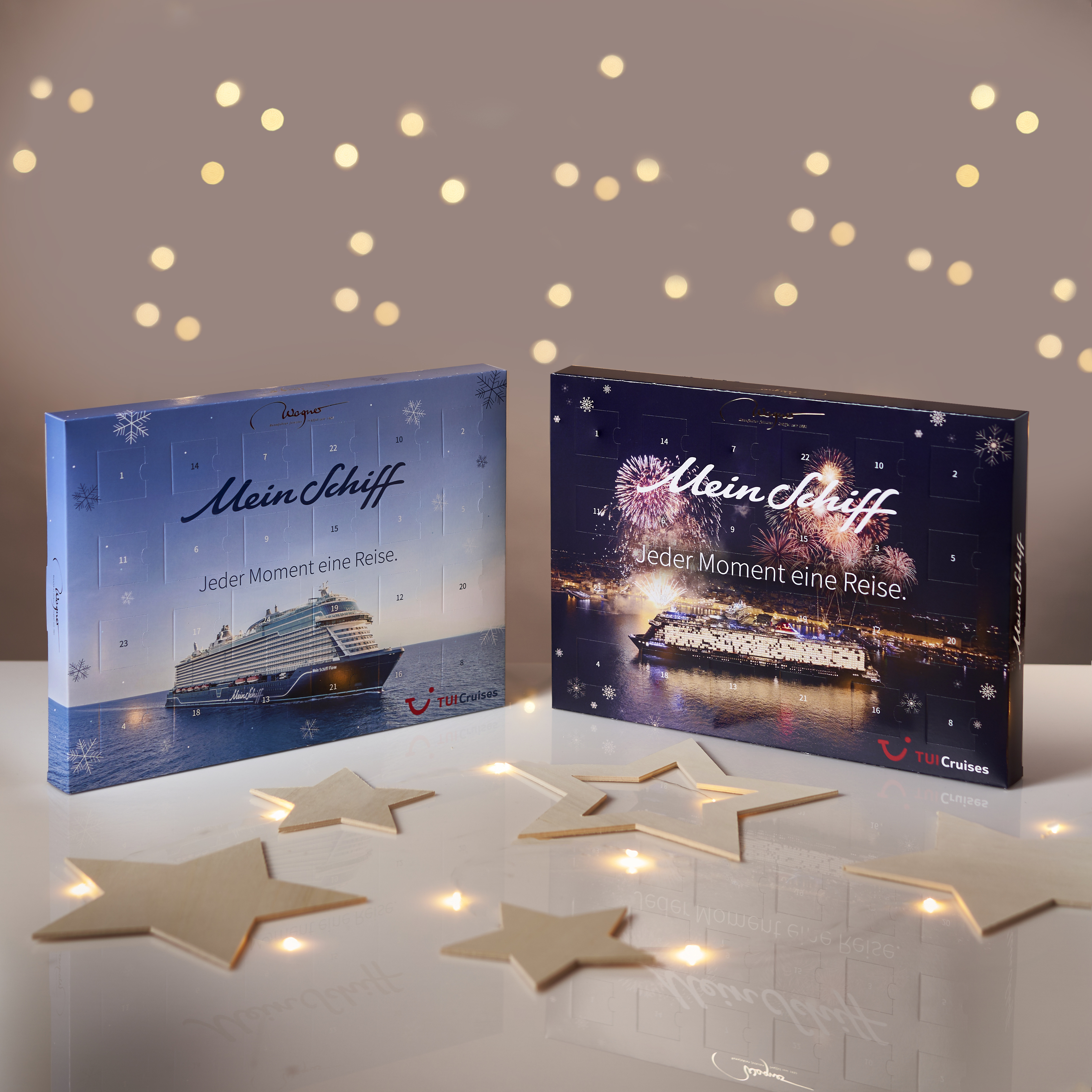 Zwei Mein Schiff TUI Cruises Adventskalender mit Holzsternen und Lichterkette.