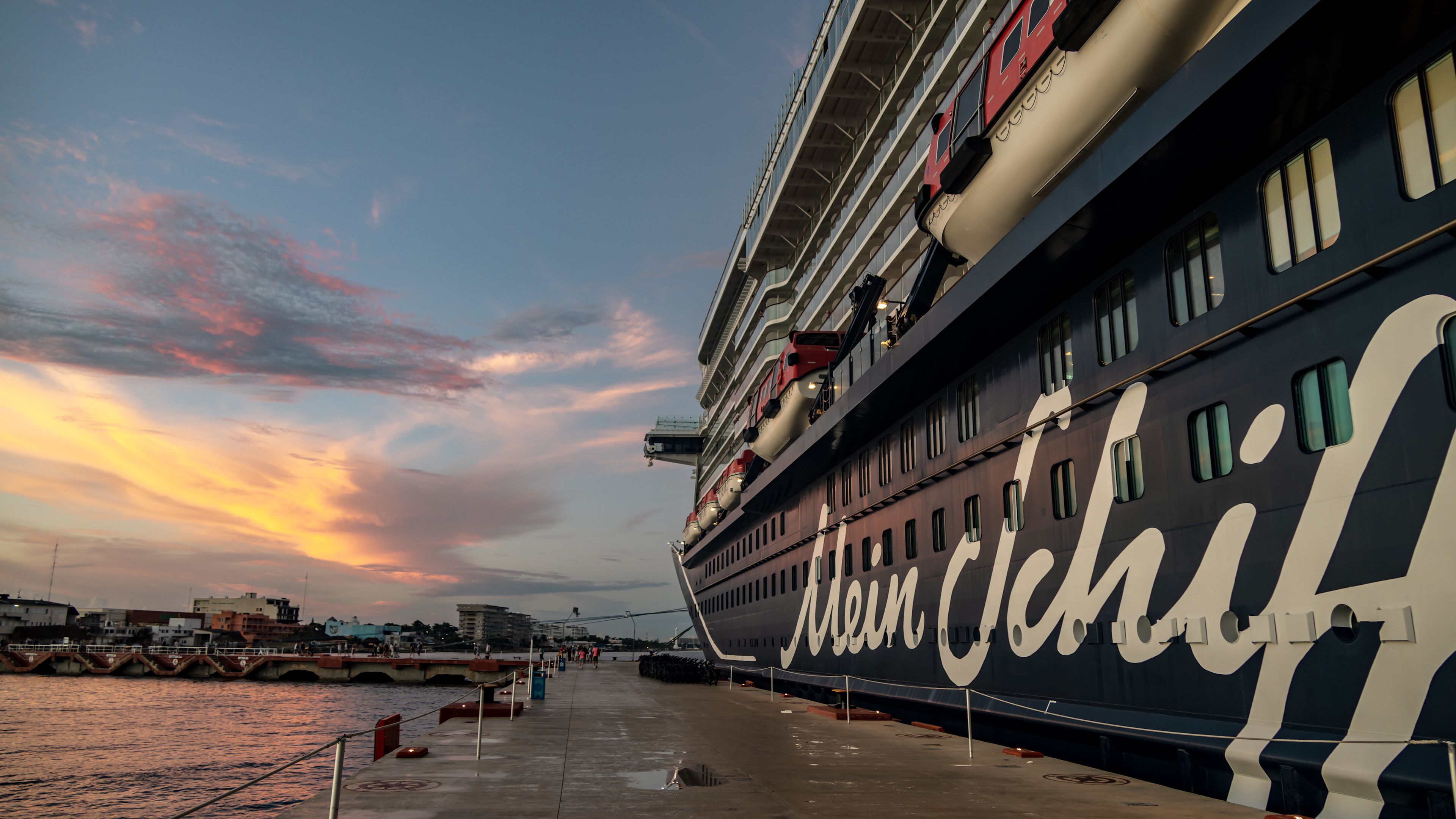 Kreuzfahrtschiff der Mein Schiff® Flotte bei Sonnenuntergang am Hafen. Kreuzfahrtschiff der Mein Schiff® Flotte bei Sonnenuntergang am Hafen.