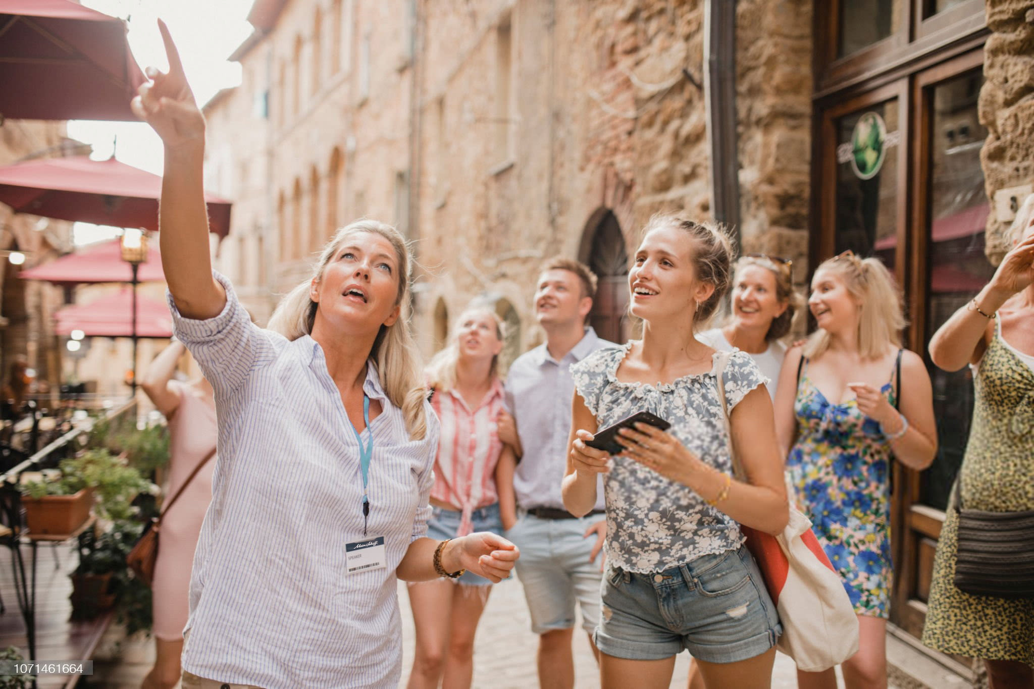 Gruppe von Touristen in einer historischen Altstadt bei einer Führung.