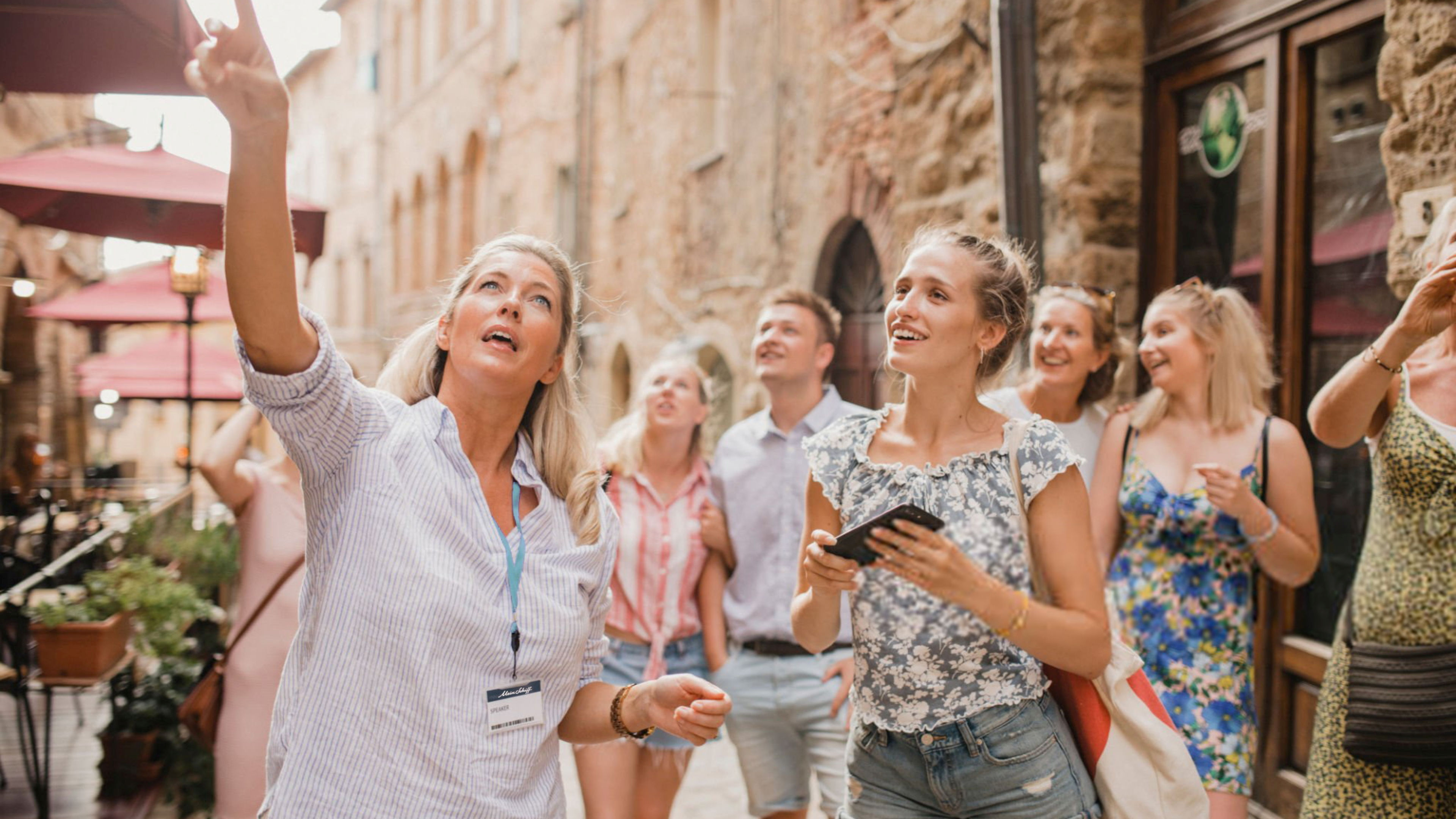 Gruppe von Touristen in einer historischen Altstadt bei einer Führung. Gruppe von Touristen in einer historischen Altstadt bei einer Führung.