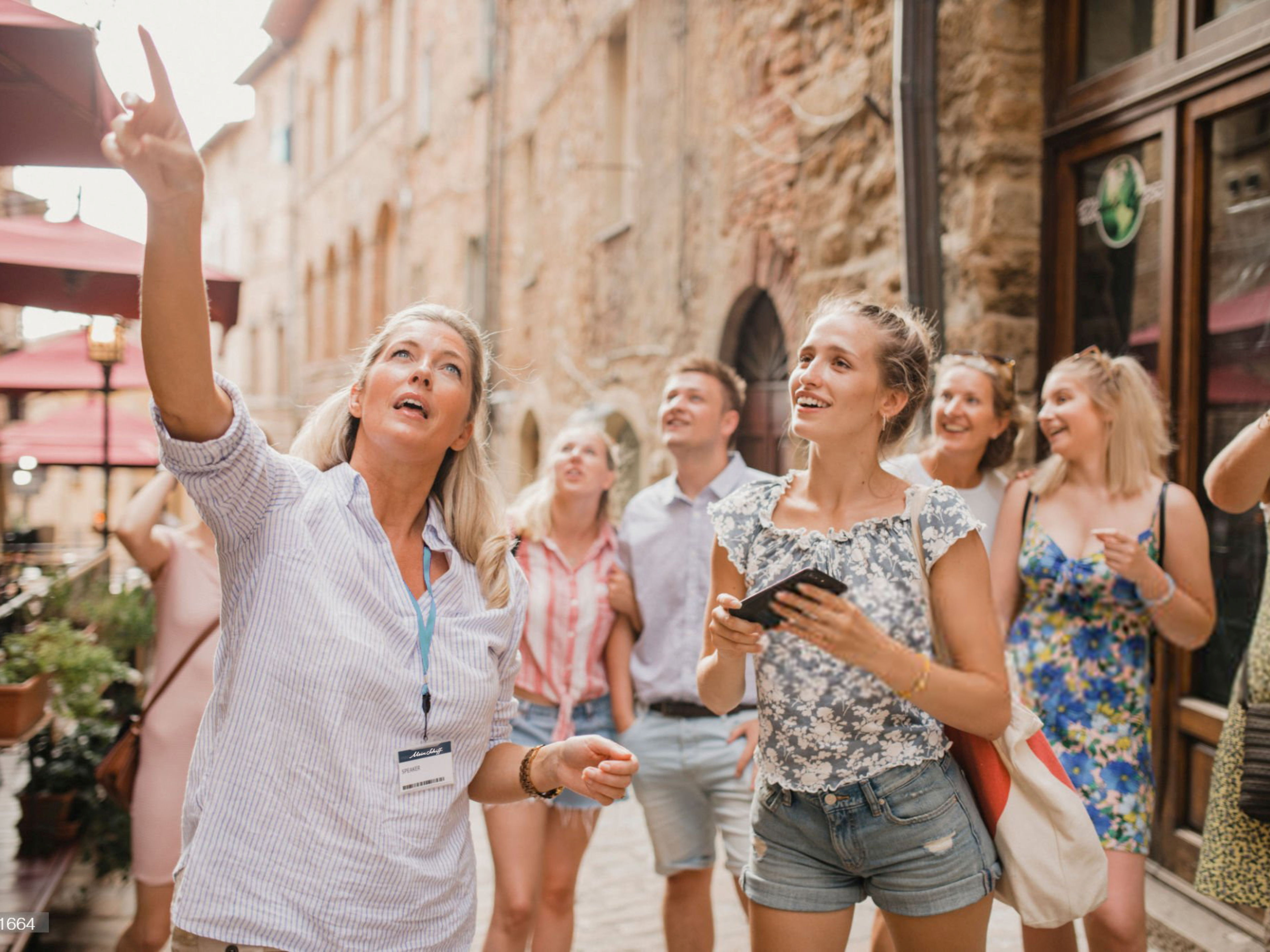Gruppe von Touristen in einer historischen Altstadt bei einer Führung. Gruppe von Touristen in einer historischen Altstadt bei einer Führung.