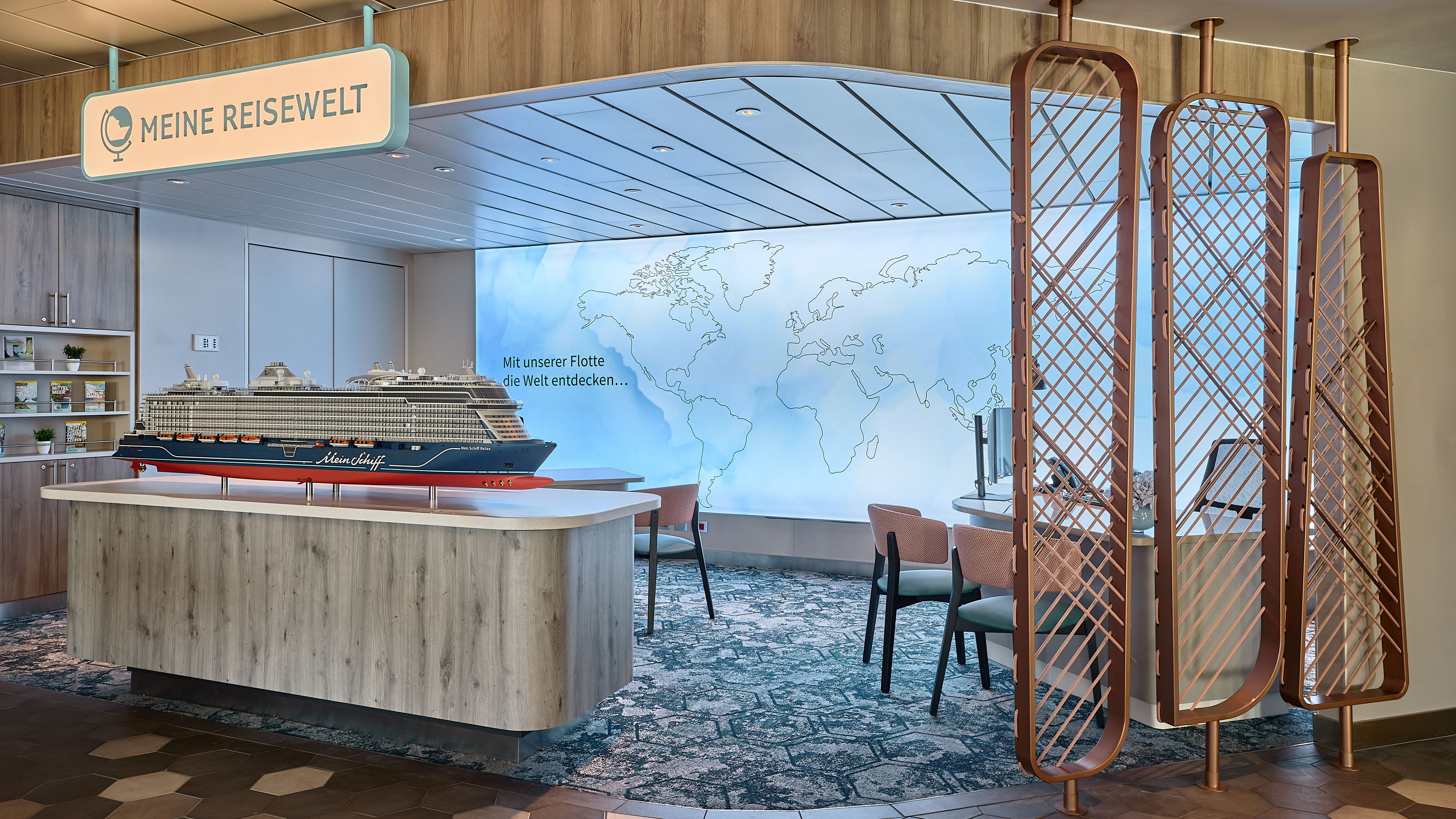Modell eines Kreuzfahrtschiffs der Mein Schiff® Flotte im Reisebüro. Modell eines Kreuzfahrtschiffs der Mein Schiff® Flotte im Reisebüro.