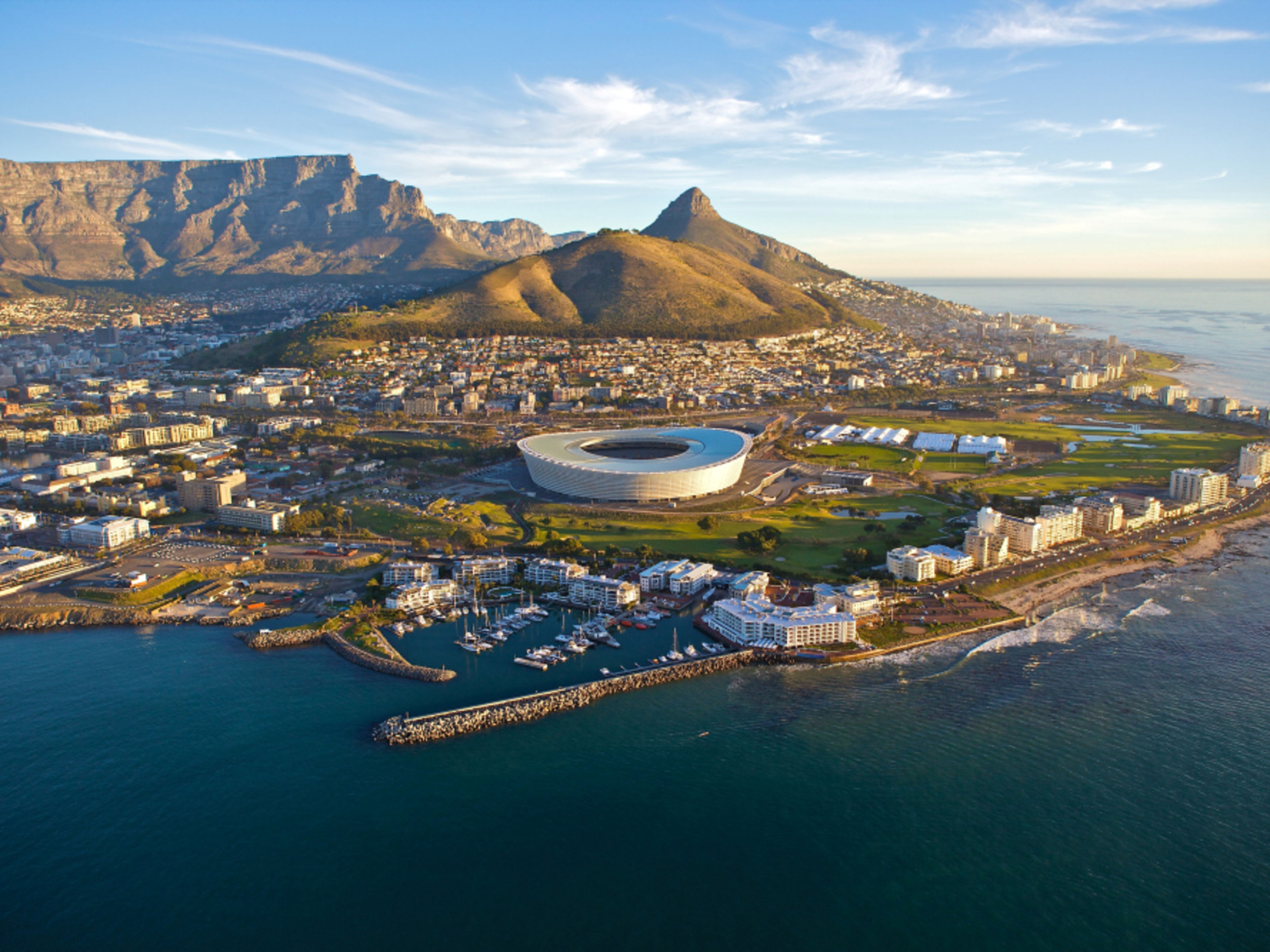 Kapstadt mit Tafelberg, Stadion und Küste bei Sonnenuntergang. Kapstadt mit Tafelberg, Stadion und Küste bei Sonnenuntergang.