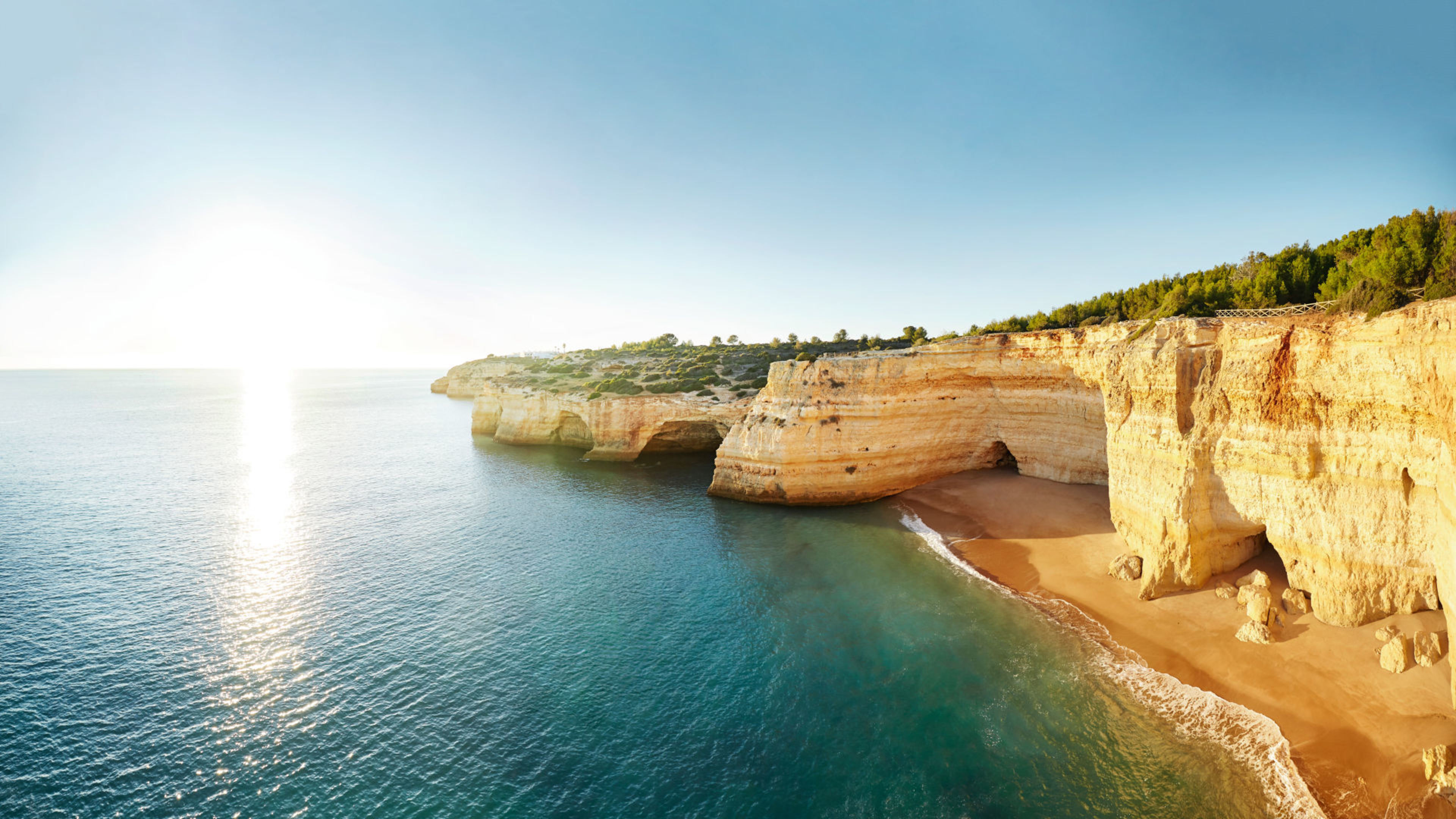 Küste der Algarve mit goldenen Klippen und blauem Meer. Küste der Algarve mit goldenen Klippen und blauem Meer.