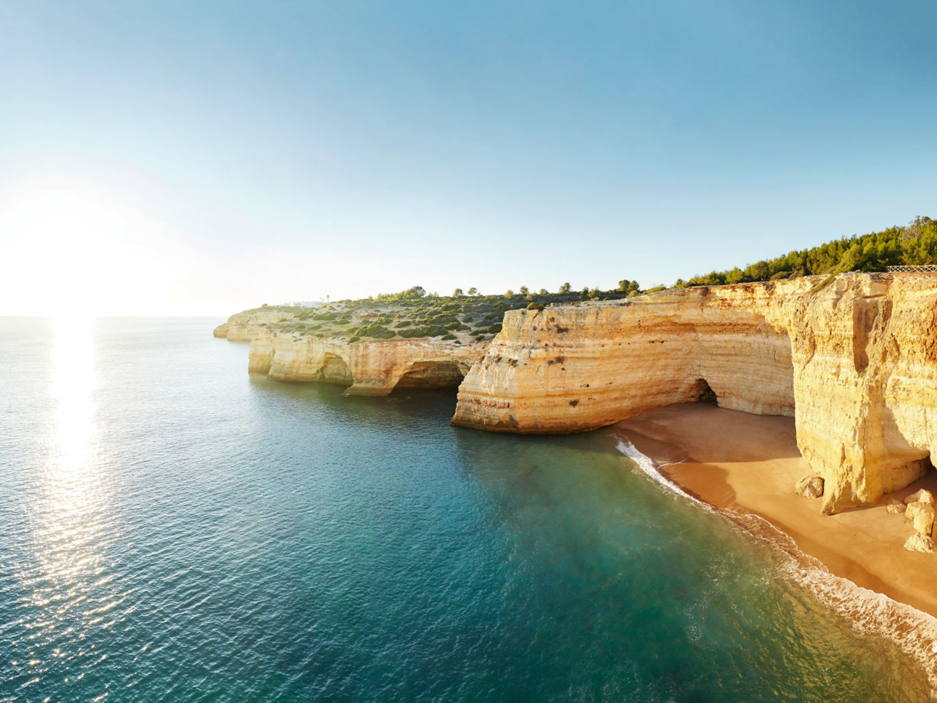 Küste der Algarve mit goldenen Klippen und blauem Meer. Küste der Algarve mit goldenen Klippen und blauem Meer.