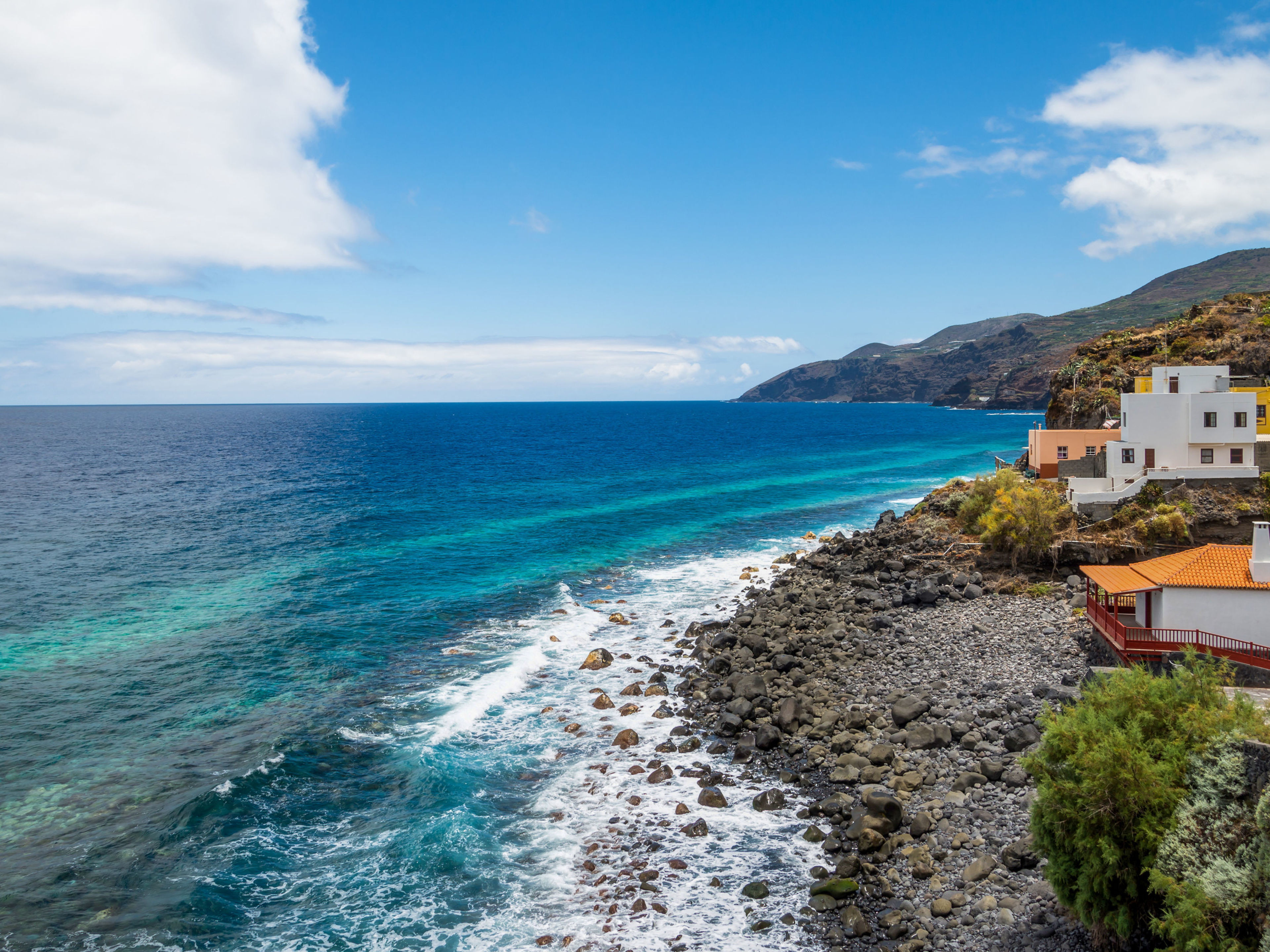 Küste von La Palma, blaues Meer, weiße Häuser, Felsen, Himmel. Küste von La Palma, blaues Meer, weiße Häuser, Felsen, Himmel.