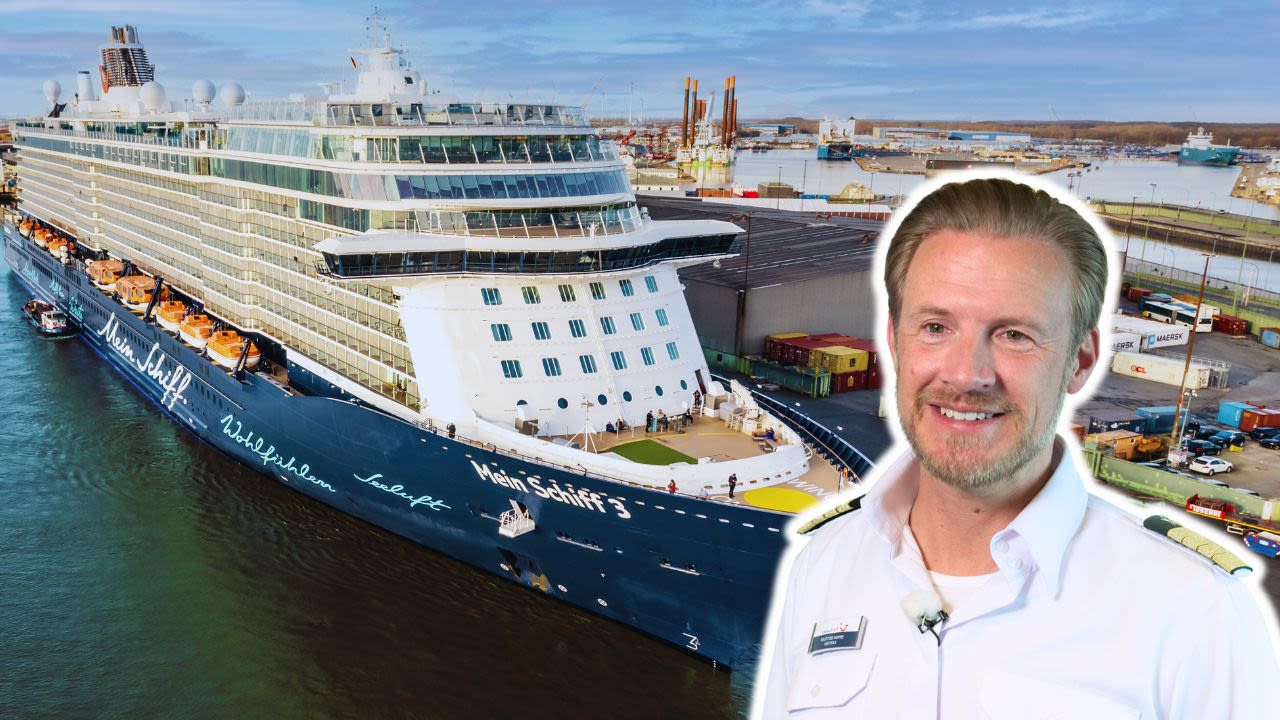 Kapitän Simon Böttger vor Kreuzfahrtschiff der Mein Schiff® Flotte im Hafen.