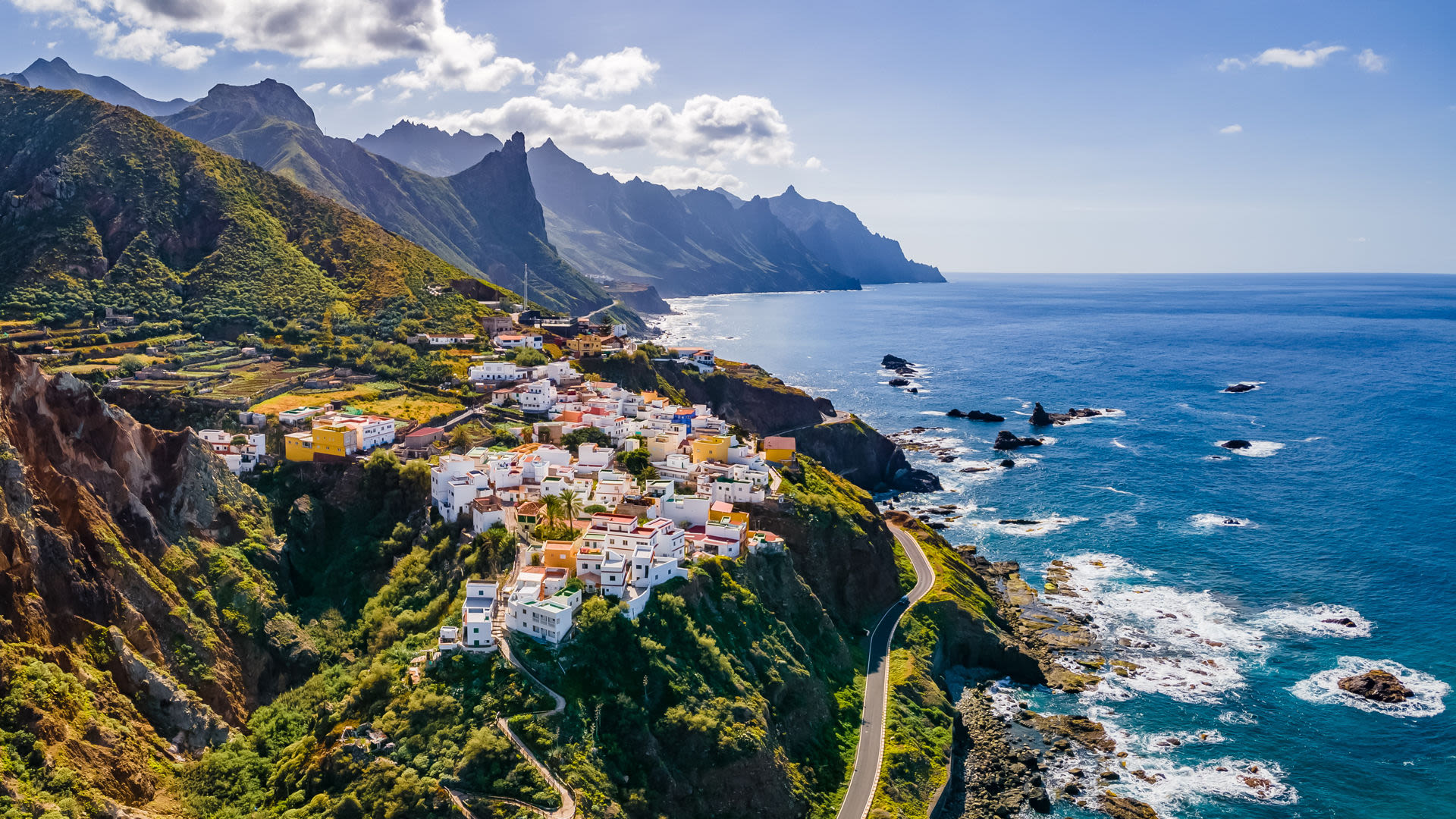 Küstenstadt auf Teneriffa, umgeben von Bergen und Meer.