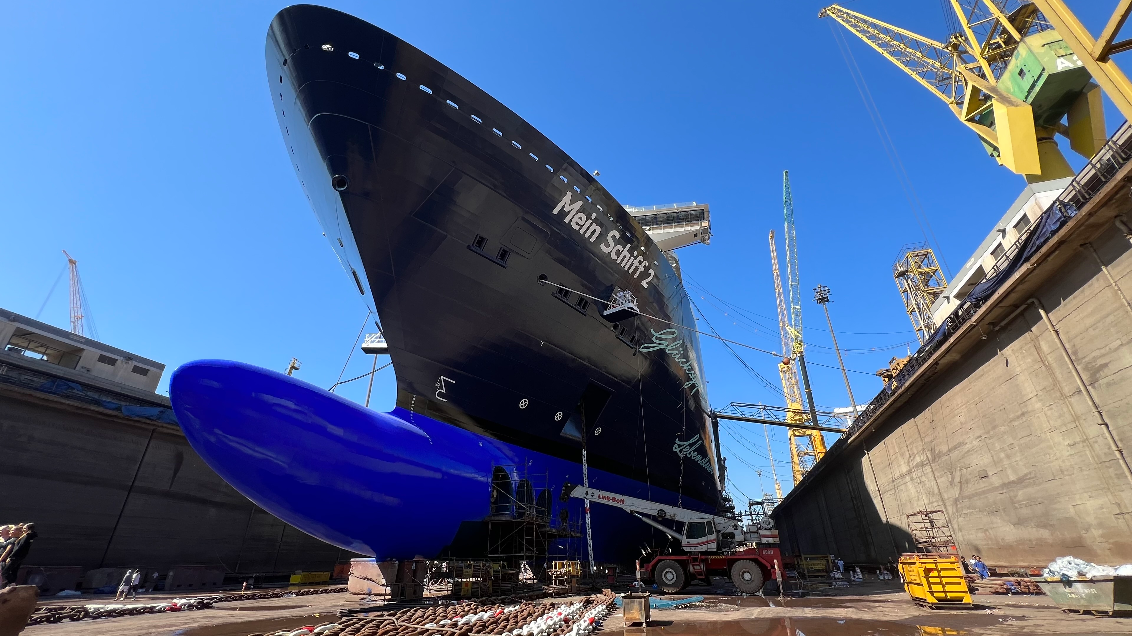 Kreuzfahrtschiff der Mein Schiff® Flotte im Trockendock, blauer Himmel. Kreuzfahrtschiff der Mein Schiff® Flotte im Trockendock, blauer Himmel.