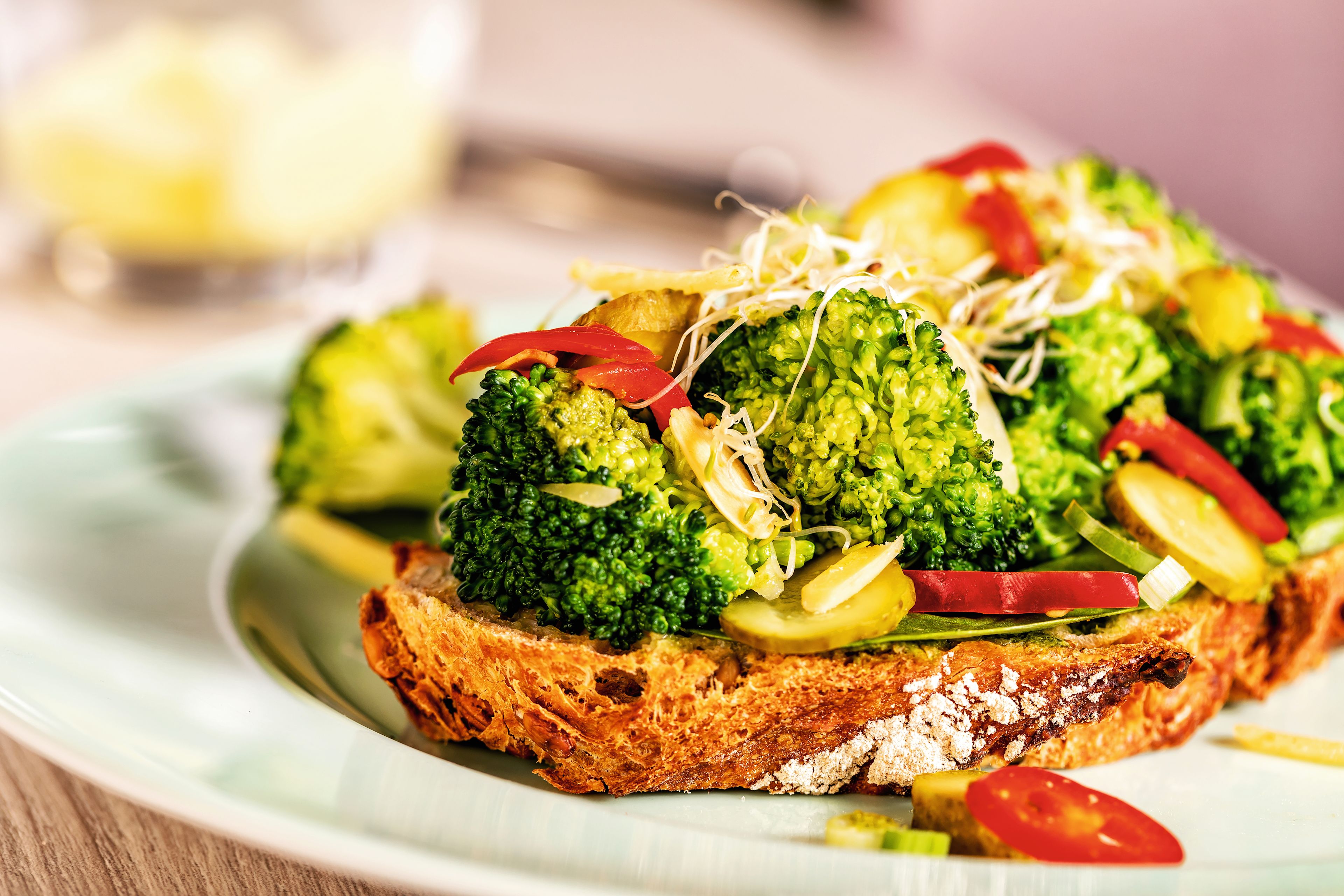 Brot mit Brokkoli, Paprika und Sprossen auf Teller. Brot mit Brokkoli, Paprika und Sprossen auf Teller.