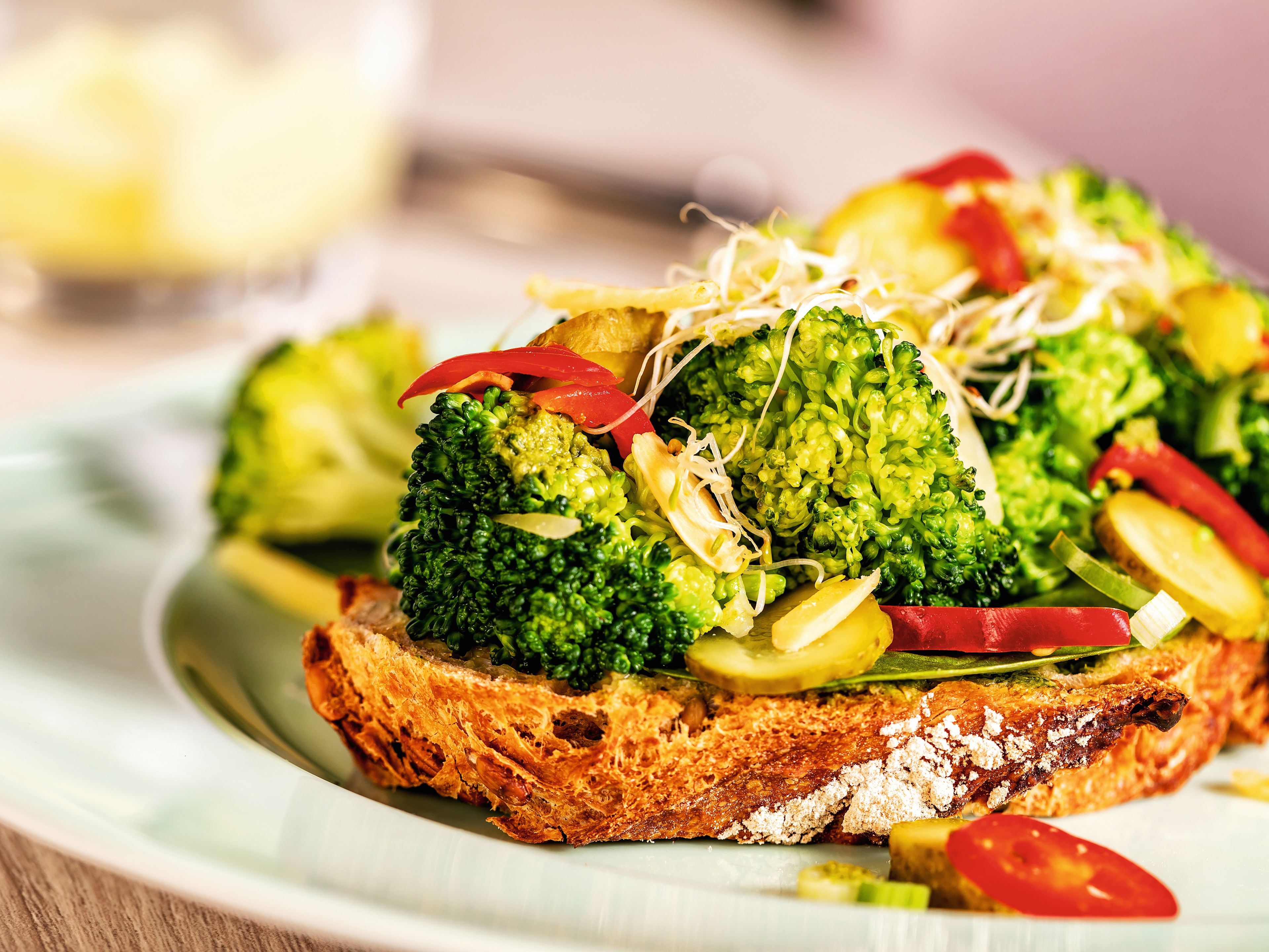 Brot mit Brokkoli, Paprika und Sprossen auf Teller. Brot mit Brokkoli, Paprika und Sprossen auf Teller.