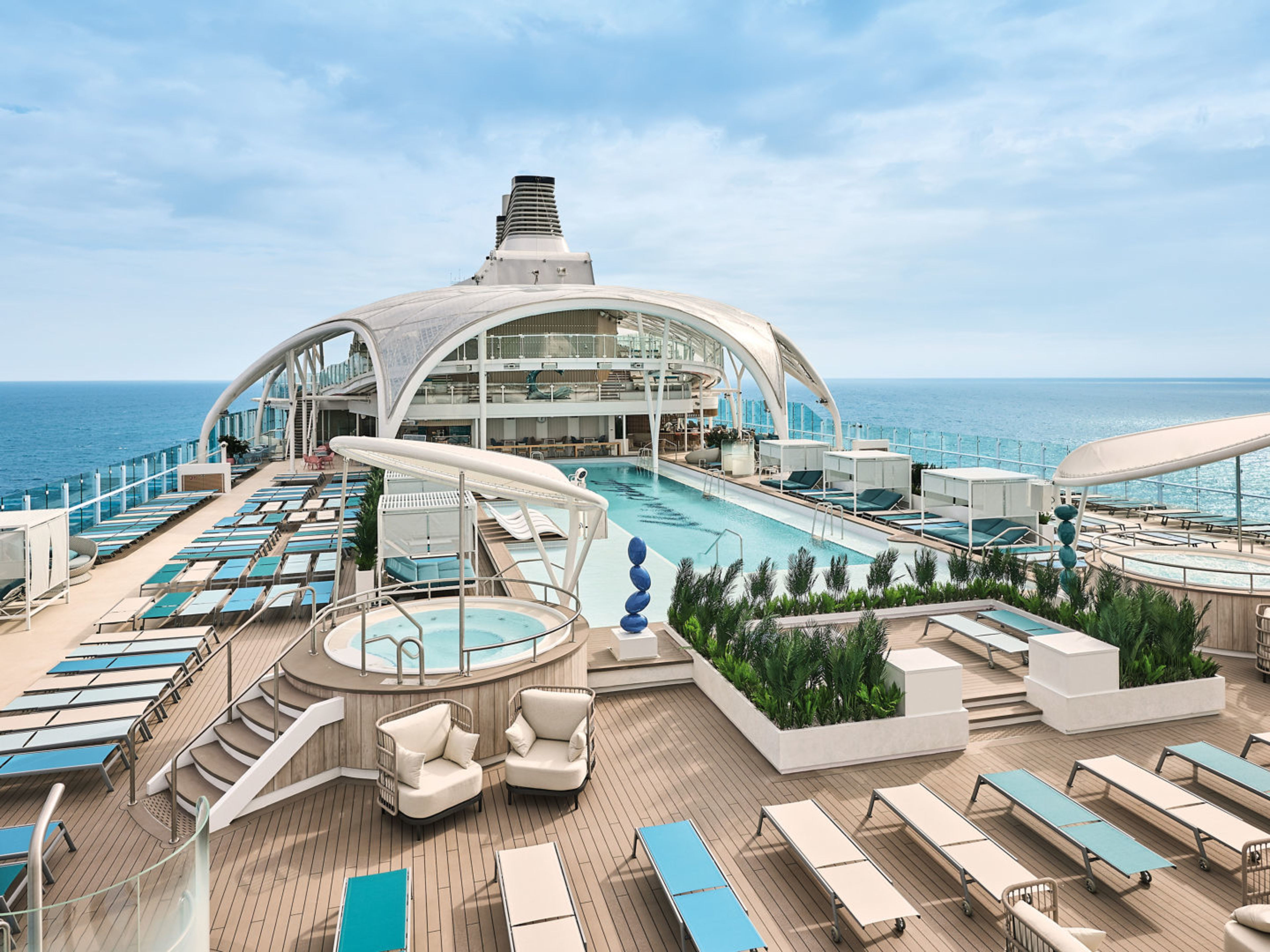 Kreuzfahrtschiff-Pooldeck mit Liegestühlen und Meerblick, der Mein Schiff® Flotte. Kreuzfahrtschiff-Pooldeck mit Liegestühlen und Meerblick, der Mein Schiff® Flotte.