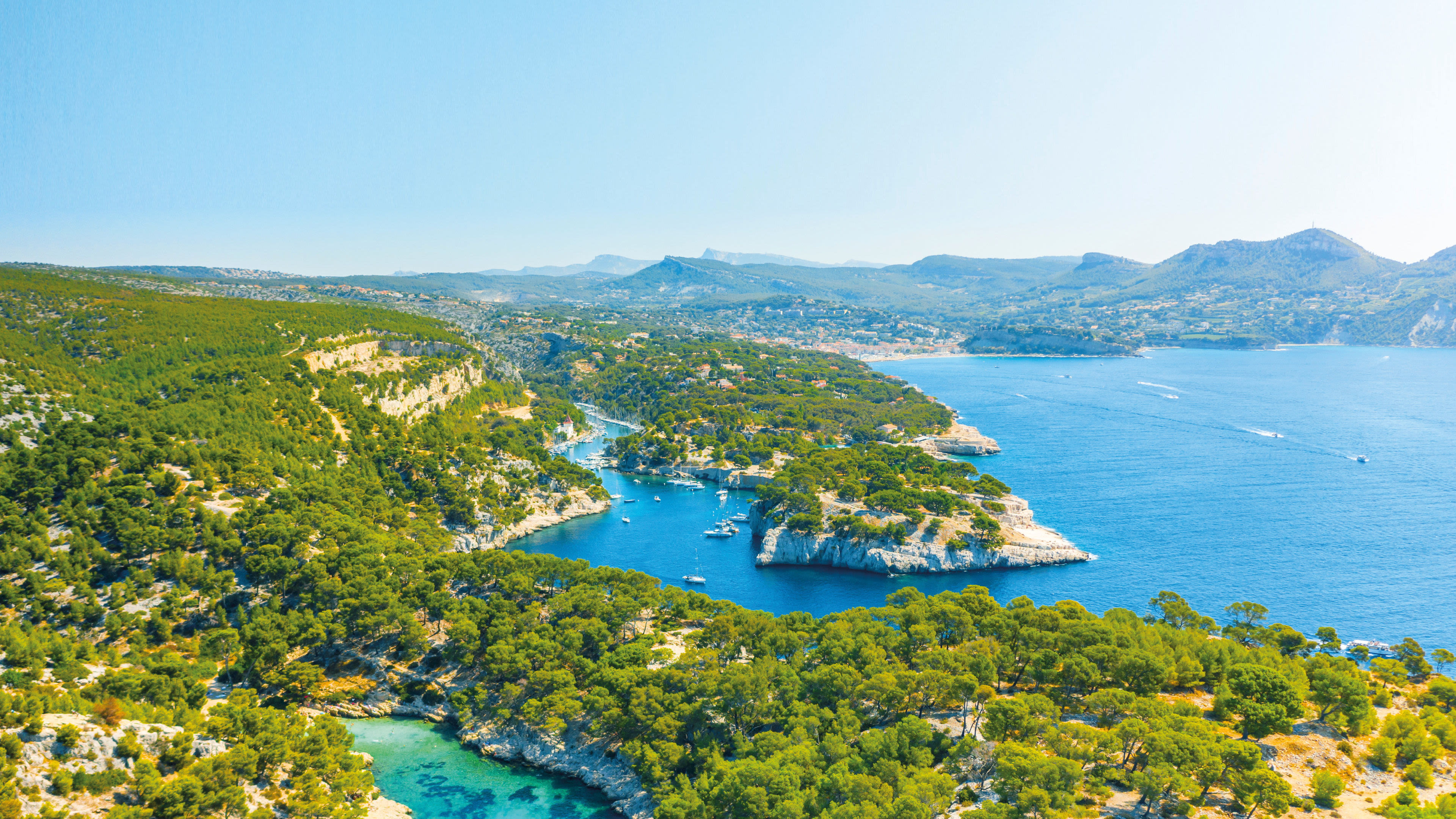 Küste der Calanques bei Marseille, blaues Meer, grüne Wälder. Küste der Calanques bei Marseille, blaues Meer, grüne Wälder.