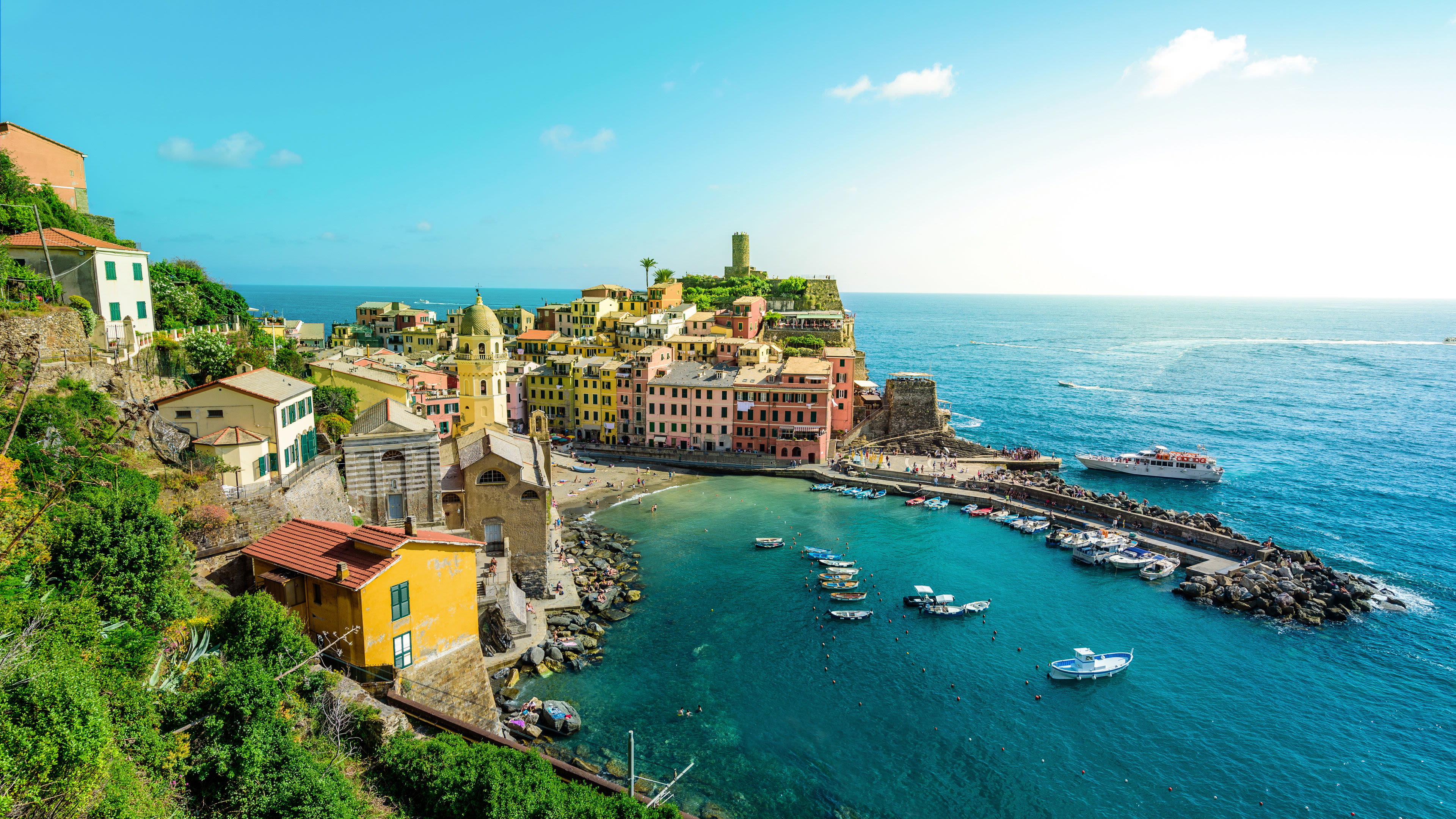 Bunte Häuser und Boote in Vernazza, Cinque Terre, am Meer.